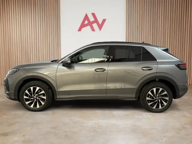 Volkswagen T-Roc view 11