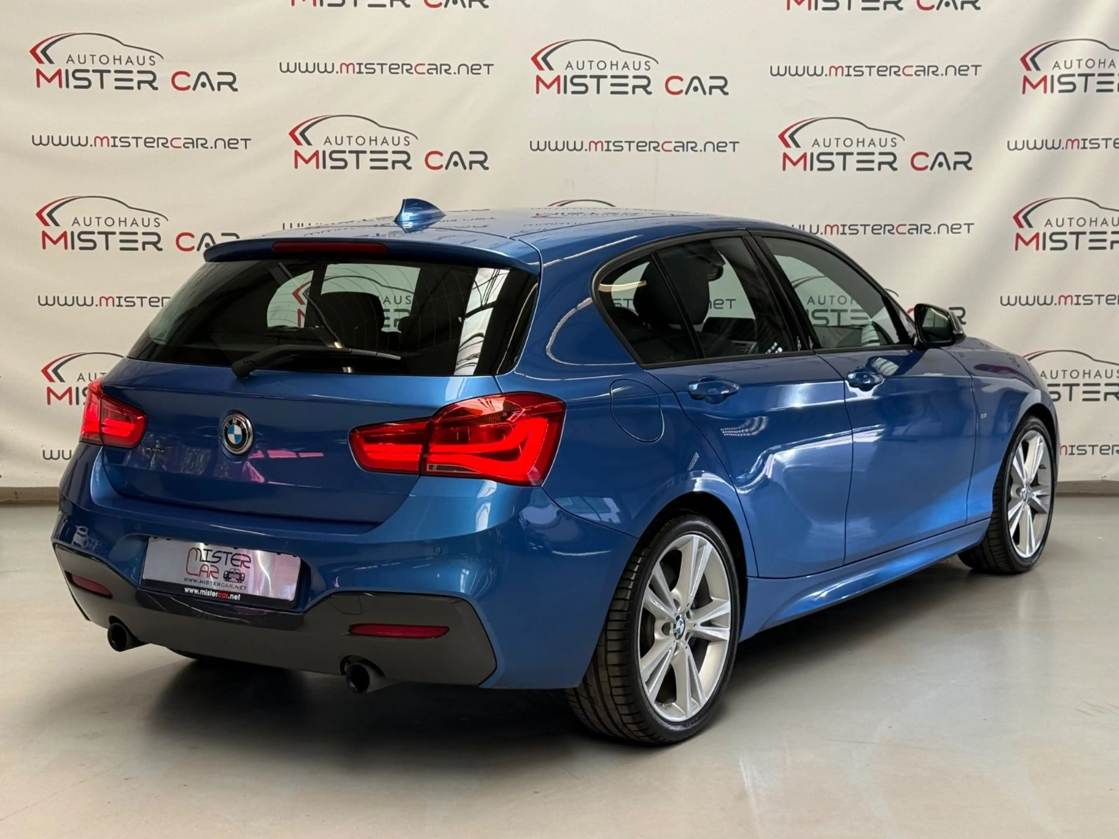 BMW 135 i xDrive SAG NAVI/LED/H&K/PDC/SHZ/18/2.HAND — photo 6