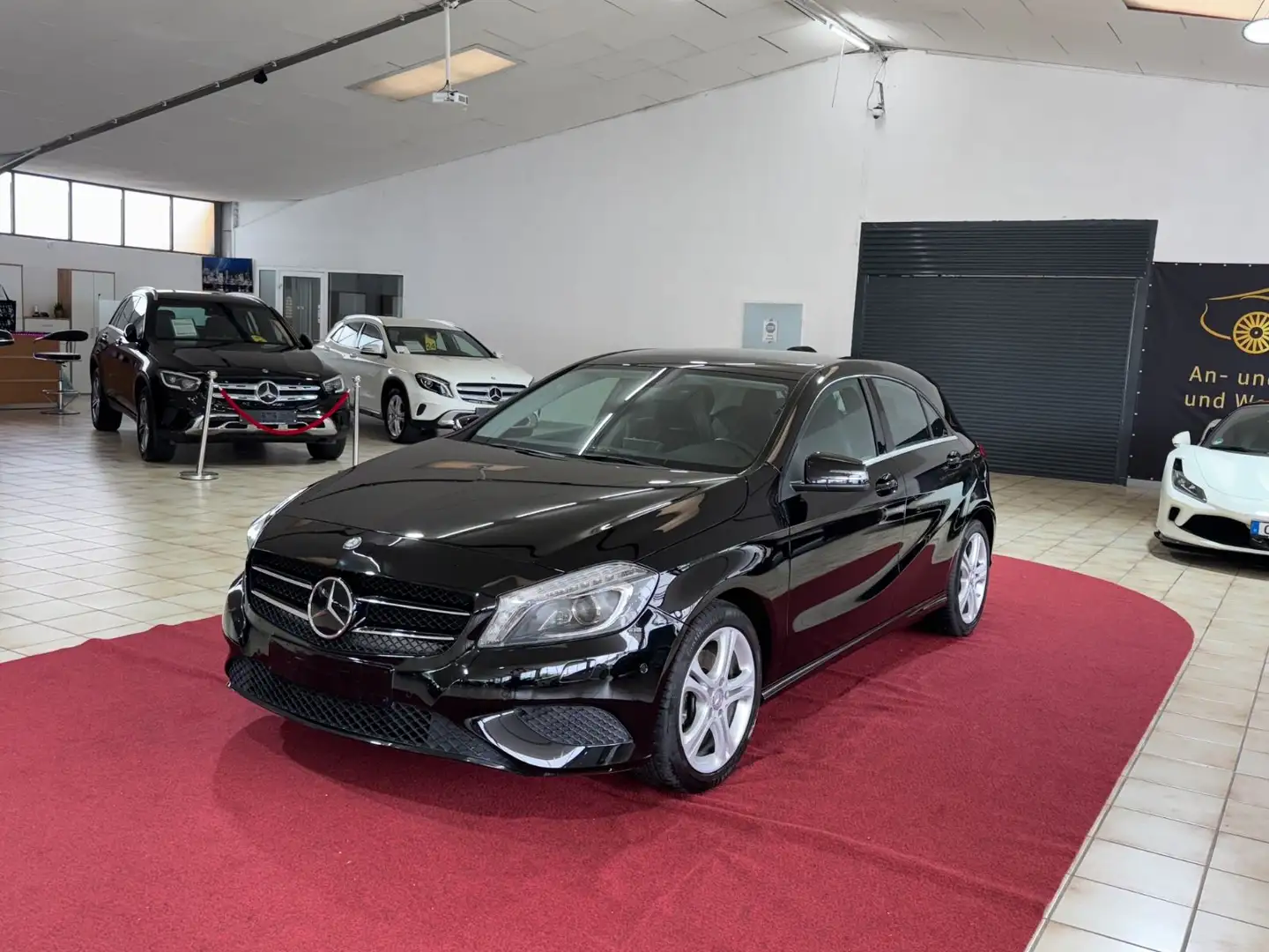 Mercedes-Benz A 200 BlueEfficiency Чорний - 1
