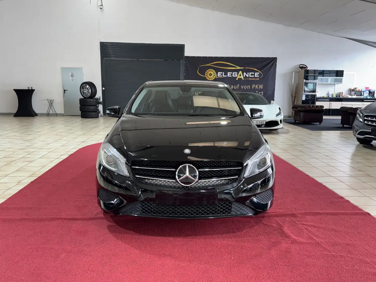 Mercedes-Benz A 200 BlueEfficiency Чорний - 2