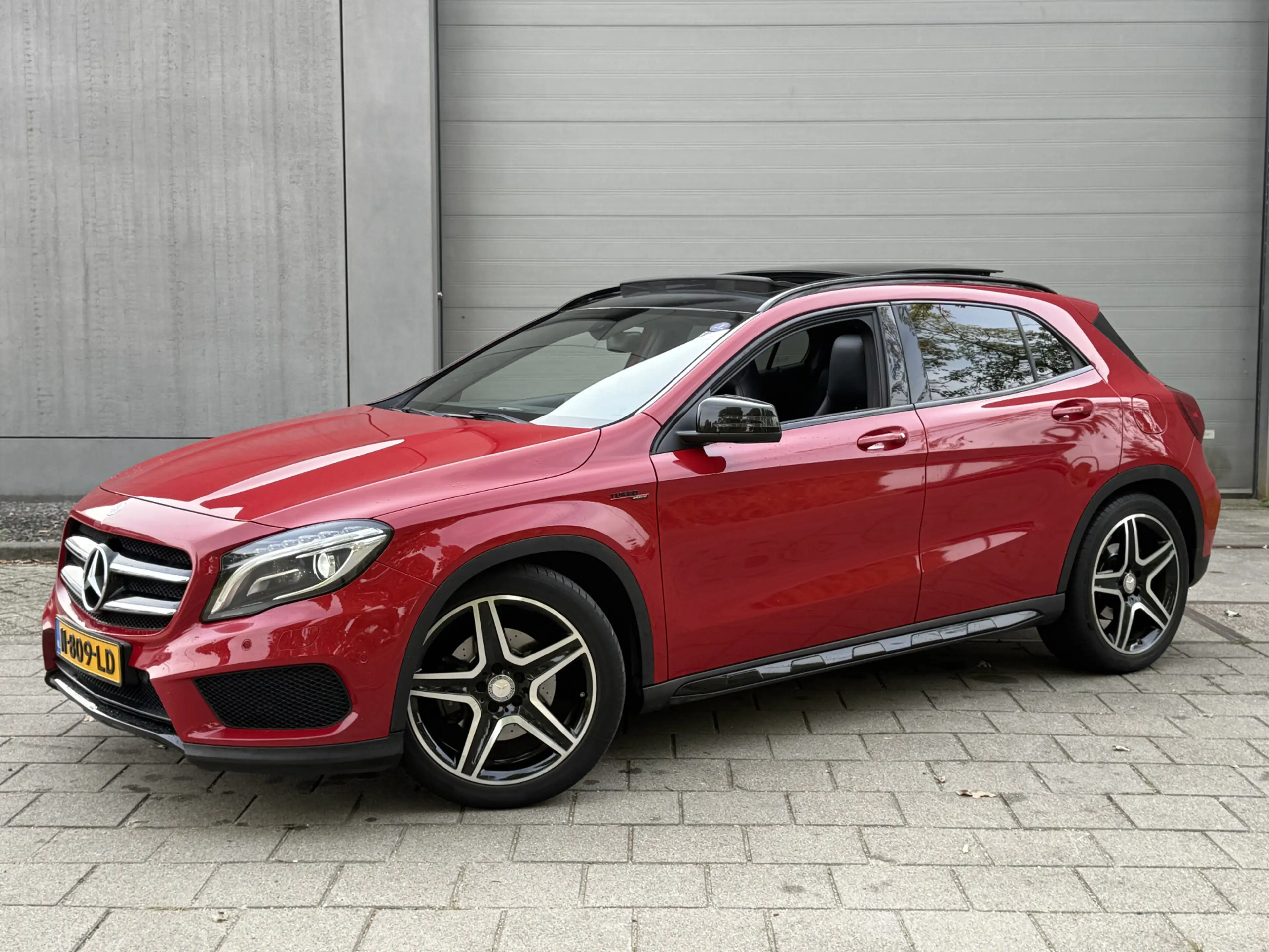 Mercedes-Benz GLA 250 4Matic Edition 1 (PANORAMADAK, TREKHAAK, NAVIGATIE