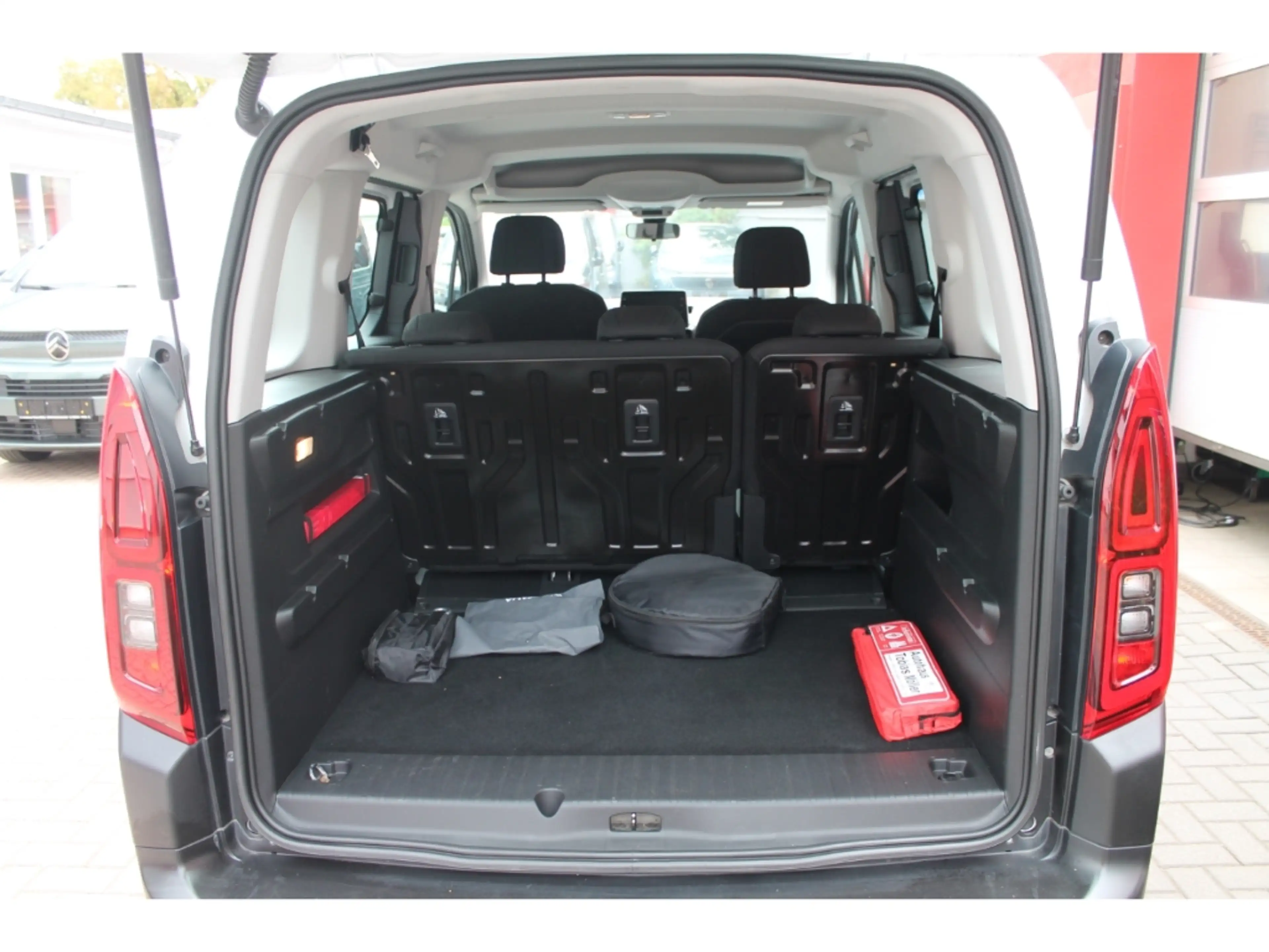 Citroen Berlingo Feel M AHK Navi Kamera PDC vo+hi Shz — photo 9
