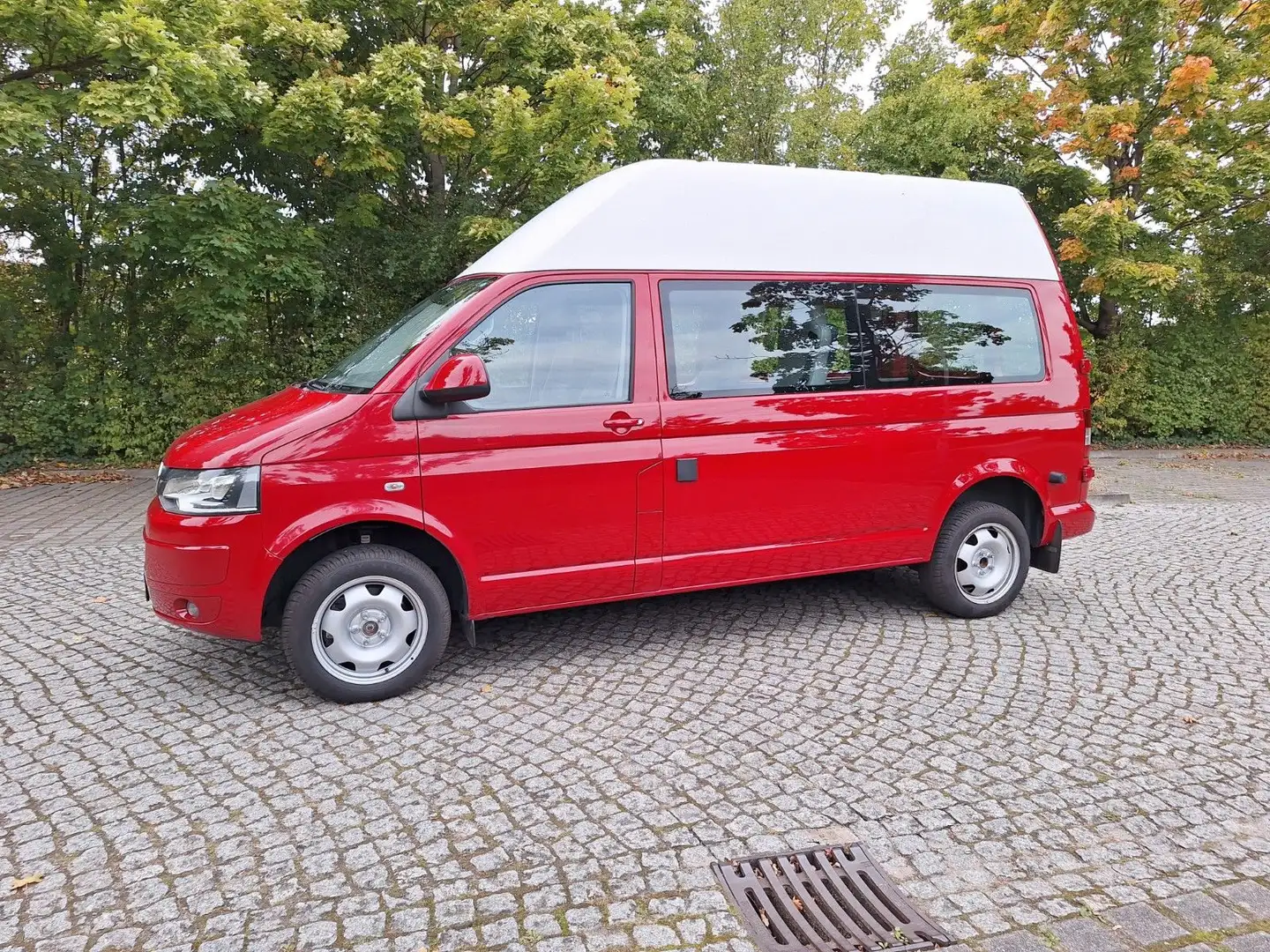 Volkswagen T5 Kombi Hoch lang Xenon Standheizung Klima Rood - 2