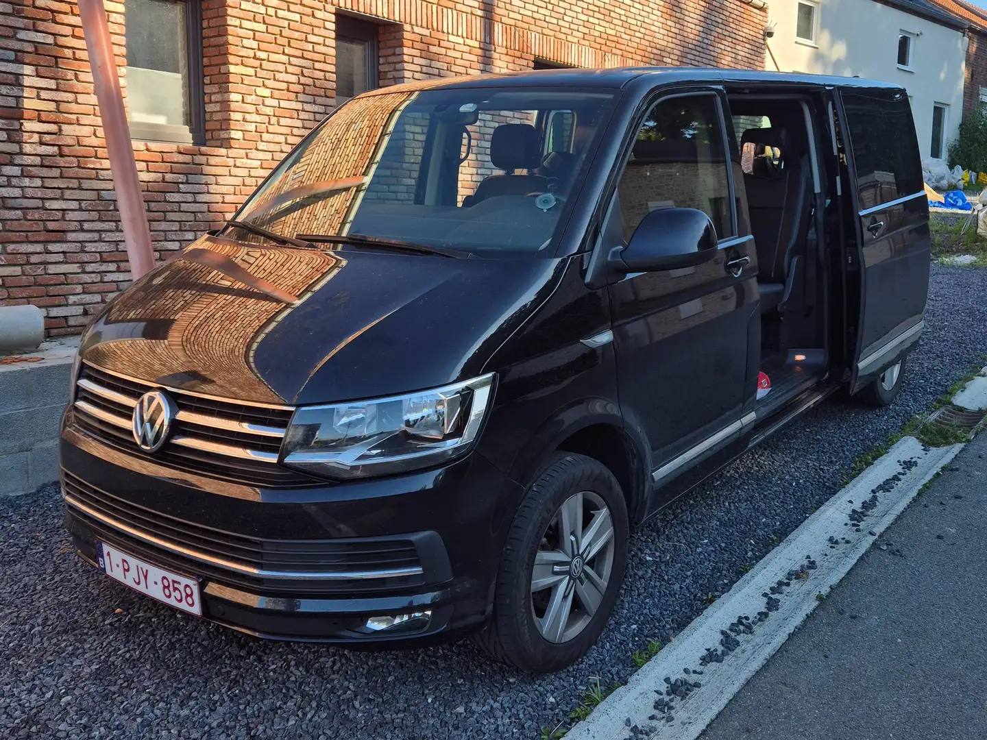 Volkswagen T6 Caravelle 2.0 TDi SCR BMT Highline Zwart - 1