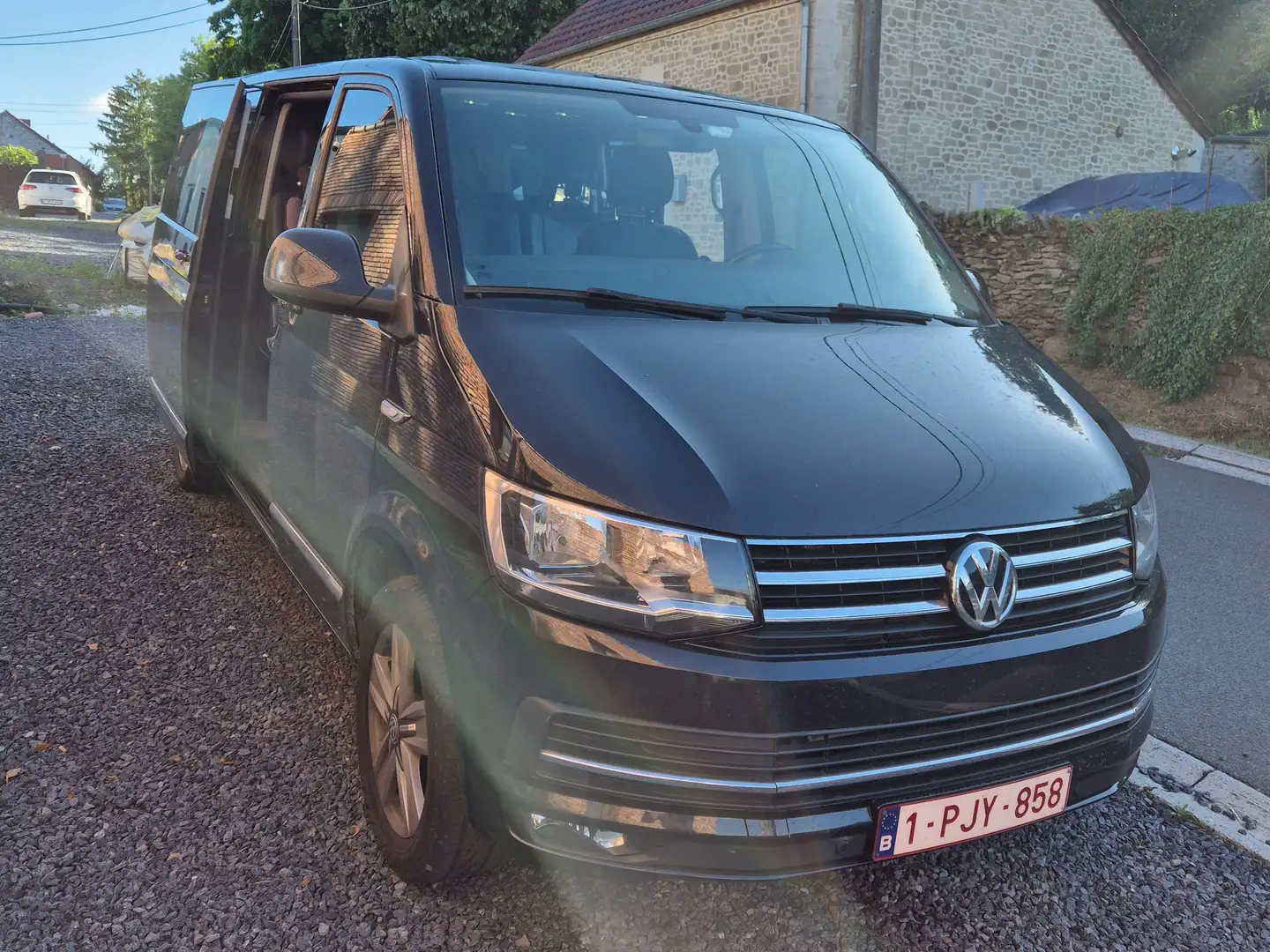 Volkswagen T6 Caravelle 2.0 TDi SCR BMT Highline Zwart - 2
