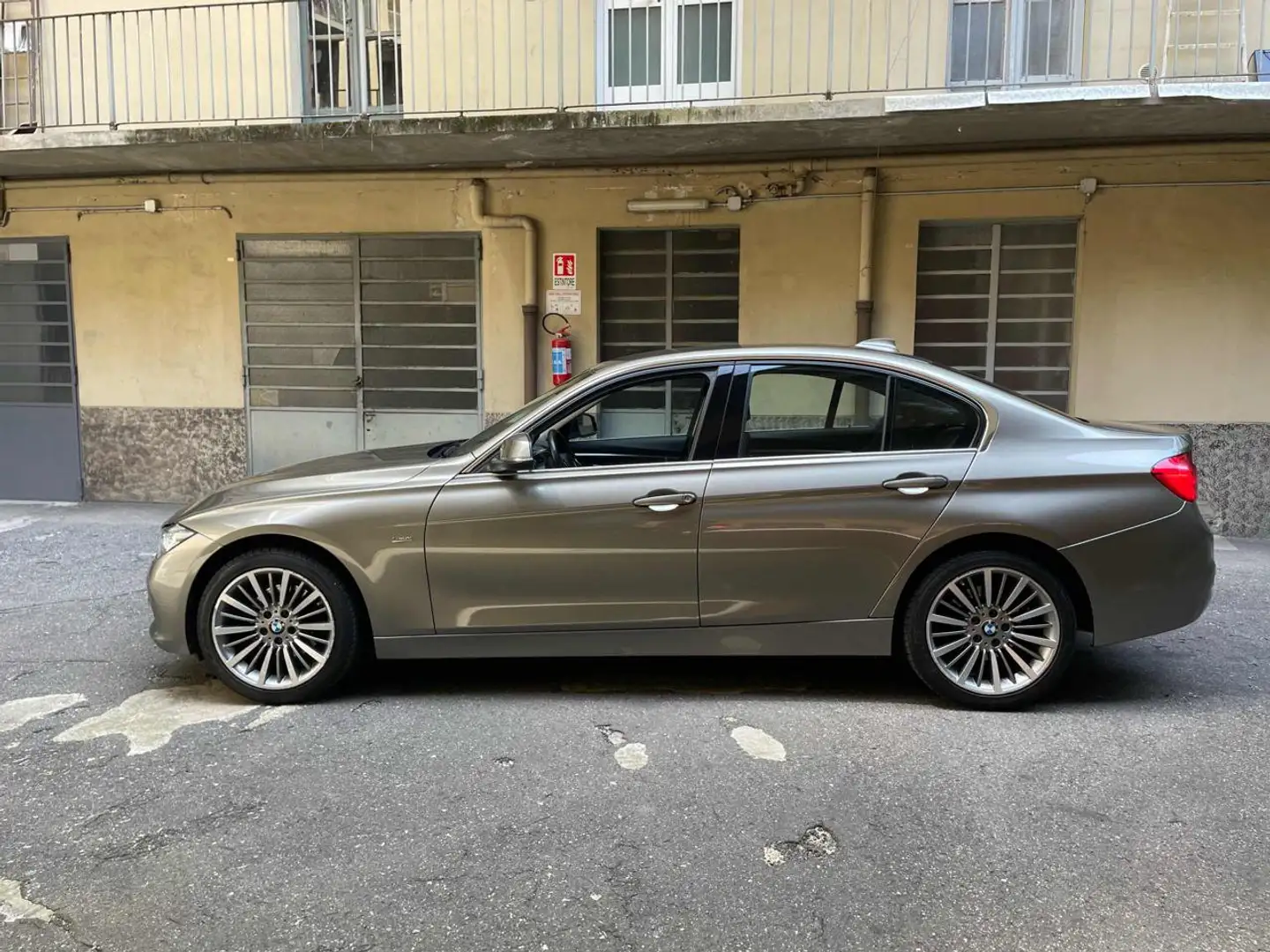 BMW 320 d xDrive LUXURI-PELLE-LED-NAVI Gris - 2