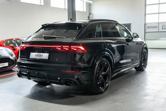 Audi RS Q8 view 7