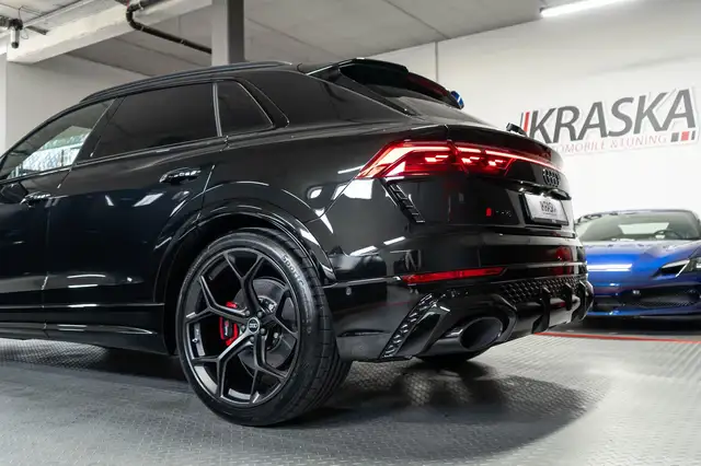 Audi RS Q8 view 11