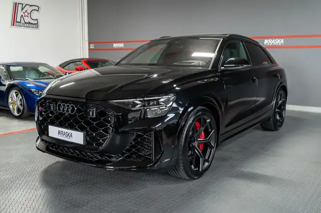 Audi RS Q8 view 4