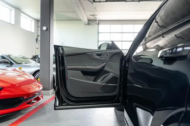 Audi RS Q8 view 13