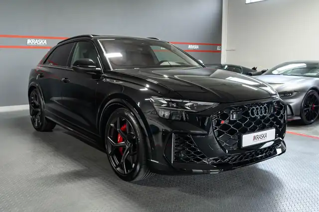 Audi RS Q8 view 6