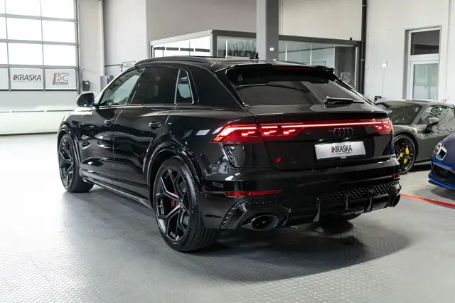 Audi RS Q8 view 12