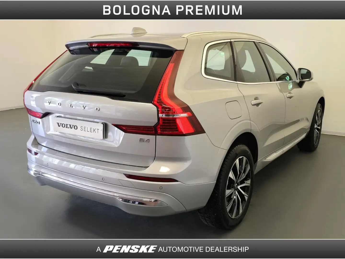 Volvo XC60 B4 (d) automatico Plus Bright Grigio - 2