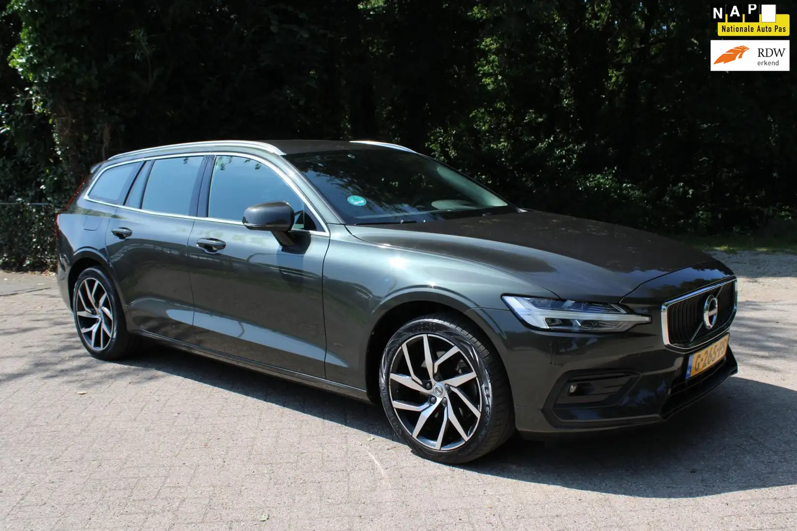 Volvo V60 2.0 T4 Momentum Pro Grau - 1