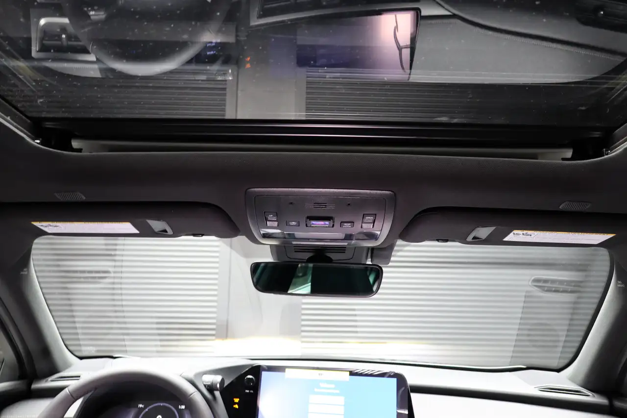Lexus UX photo Lexus UX