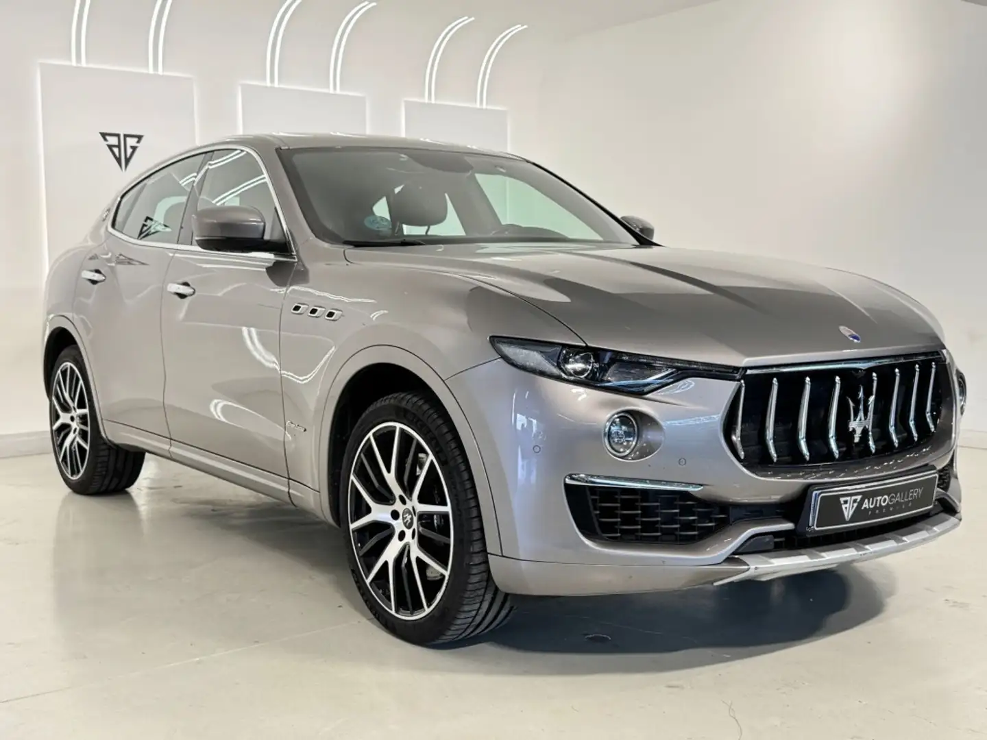 Maserati Levante 350 GranLusso Aut. Gümüş rengi - 2