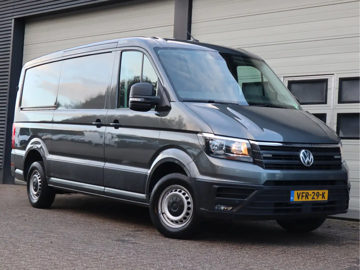 Volkswagen Crafter 30 2.0 TDI 141pk Euro 6 Automaat L2H1 - Navi - 3t Grau - 2
