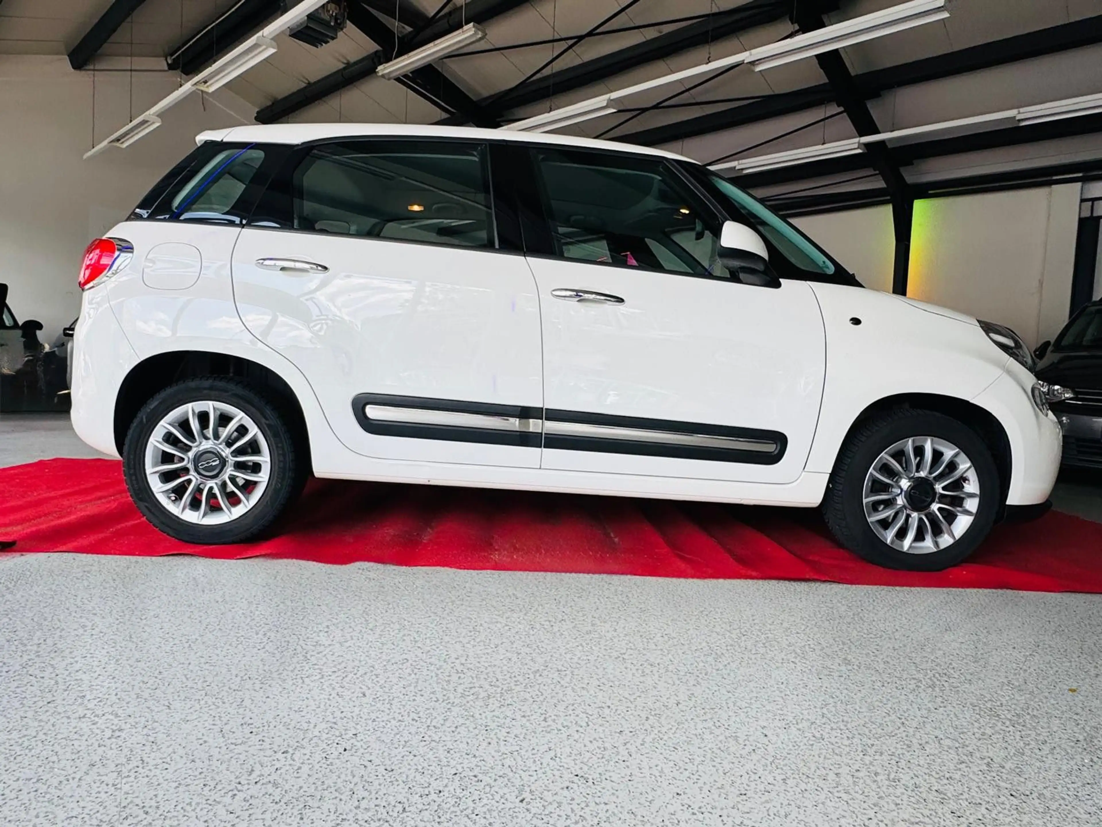 Fiat 500L Lounge — photo 10