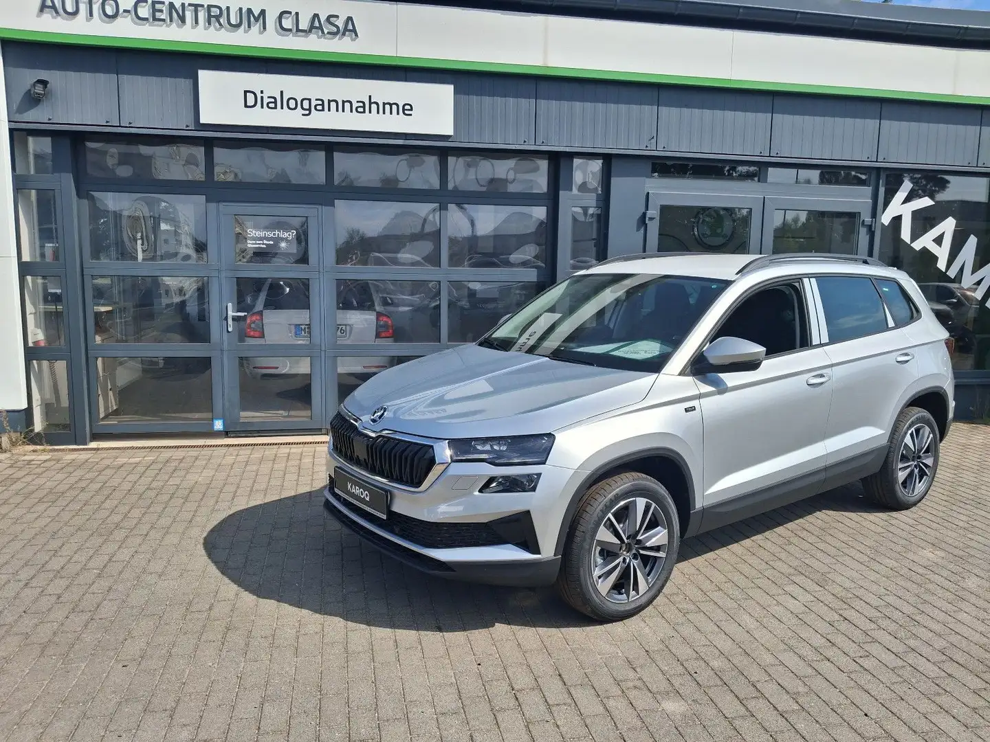 Skoda Karoq 1.5l TSI DSG Tour AHK Navi ACC LED Silber - 1