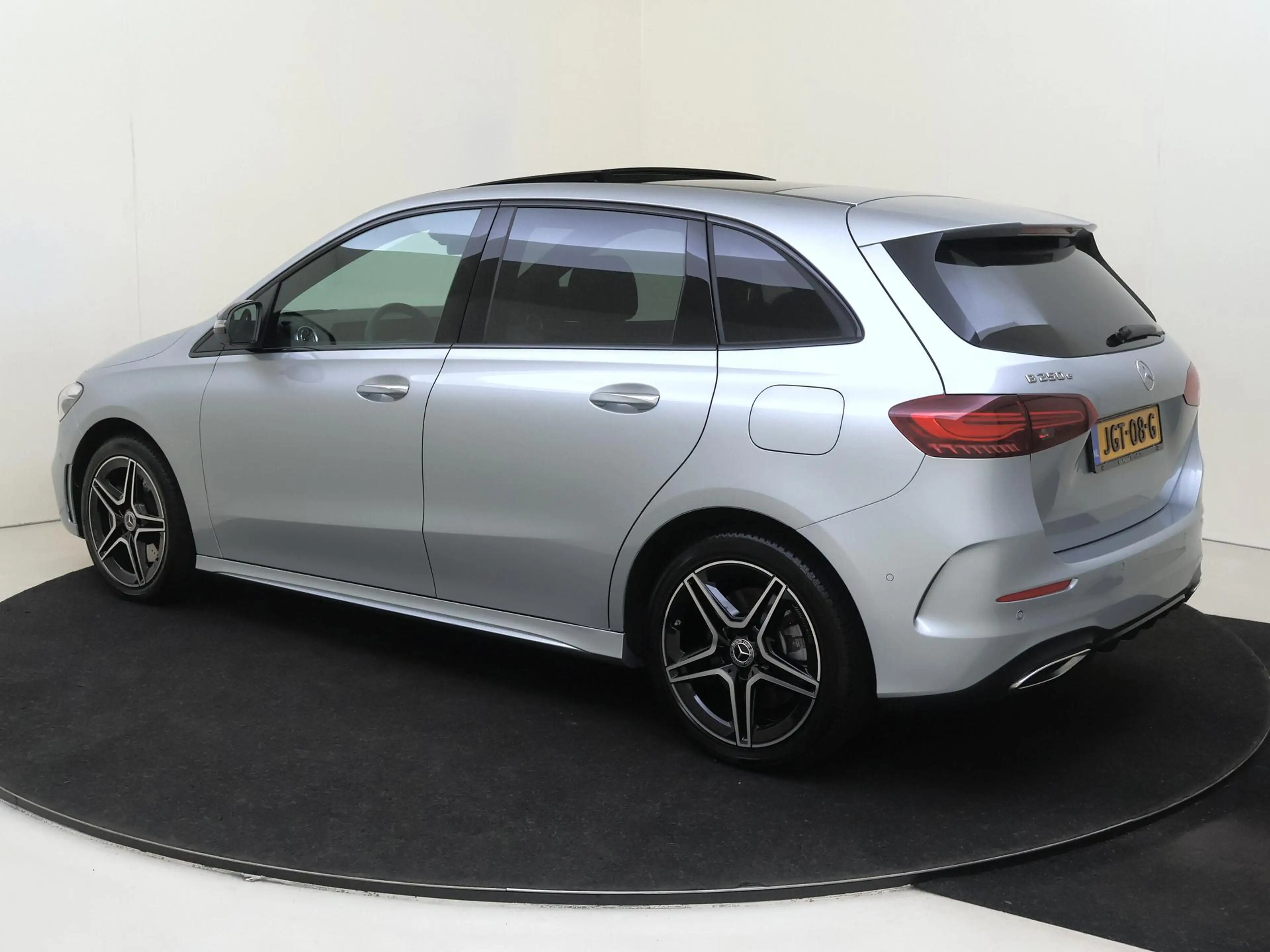 Mercedes-Benz B 250 e Business Solution AMG — photo 3