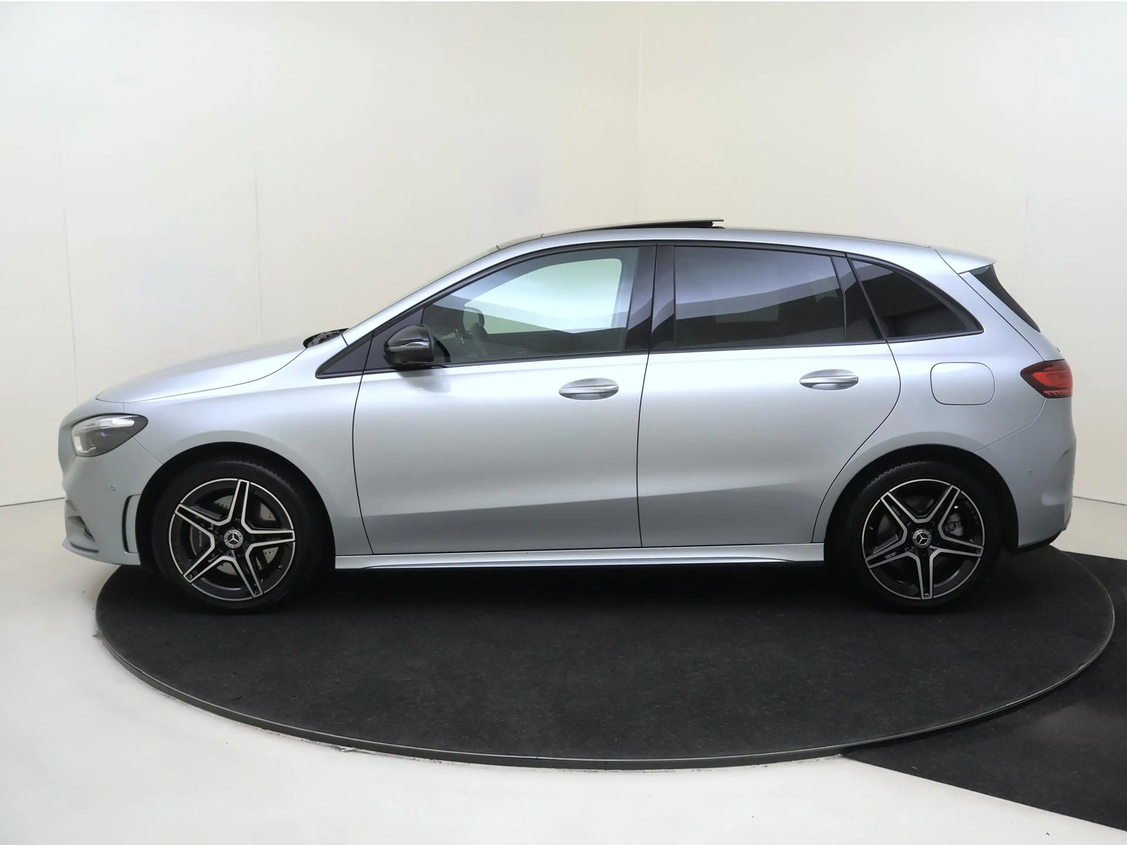 Mercedes-Benz B 250 e Business Solution AMG — photo 8