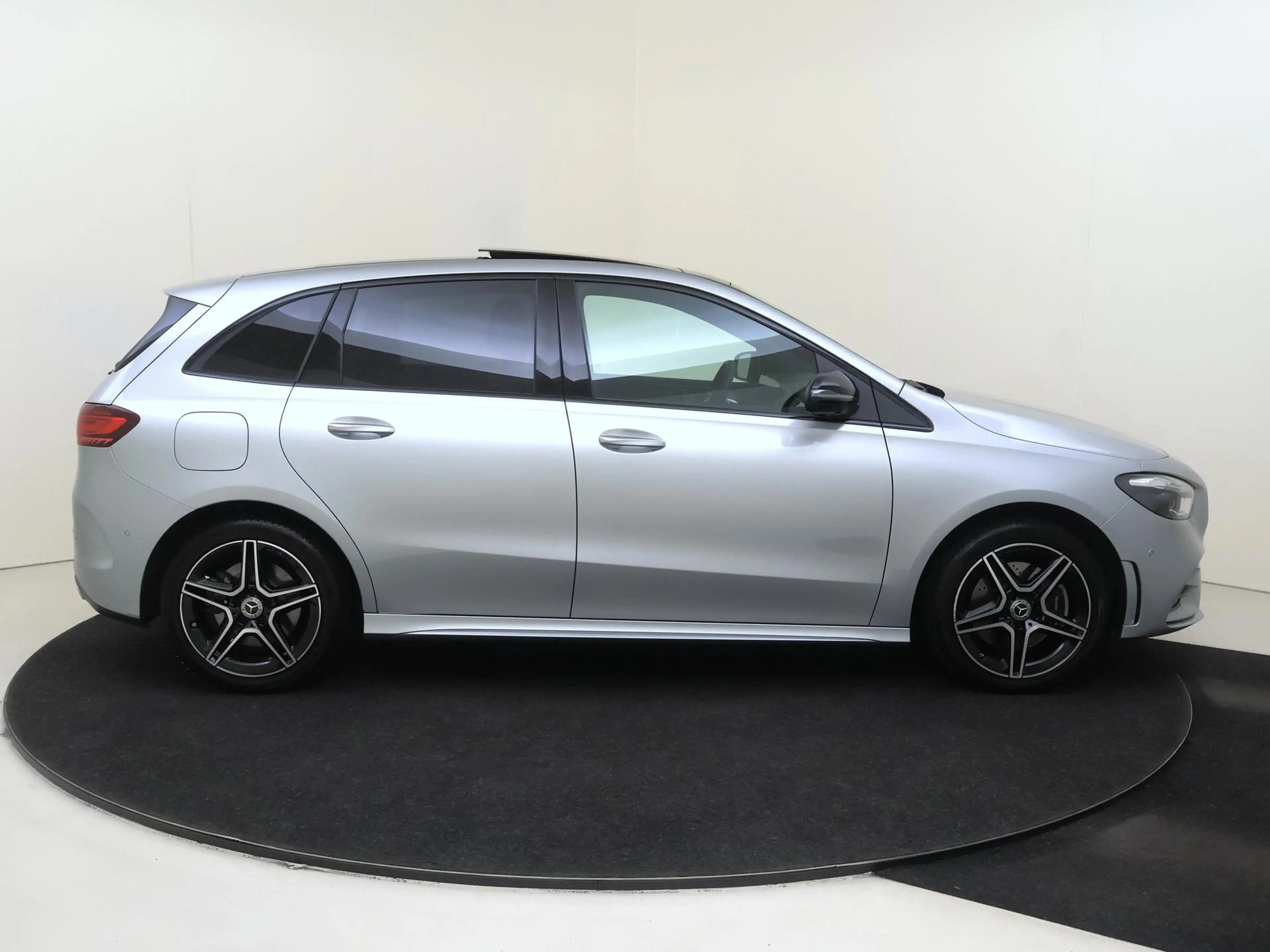 Mercedes-Benz B 250 e Business Solution AMG — photo 9