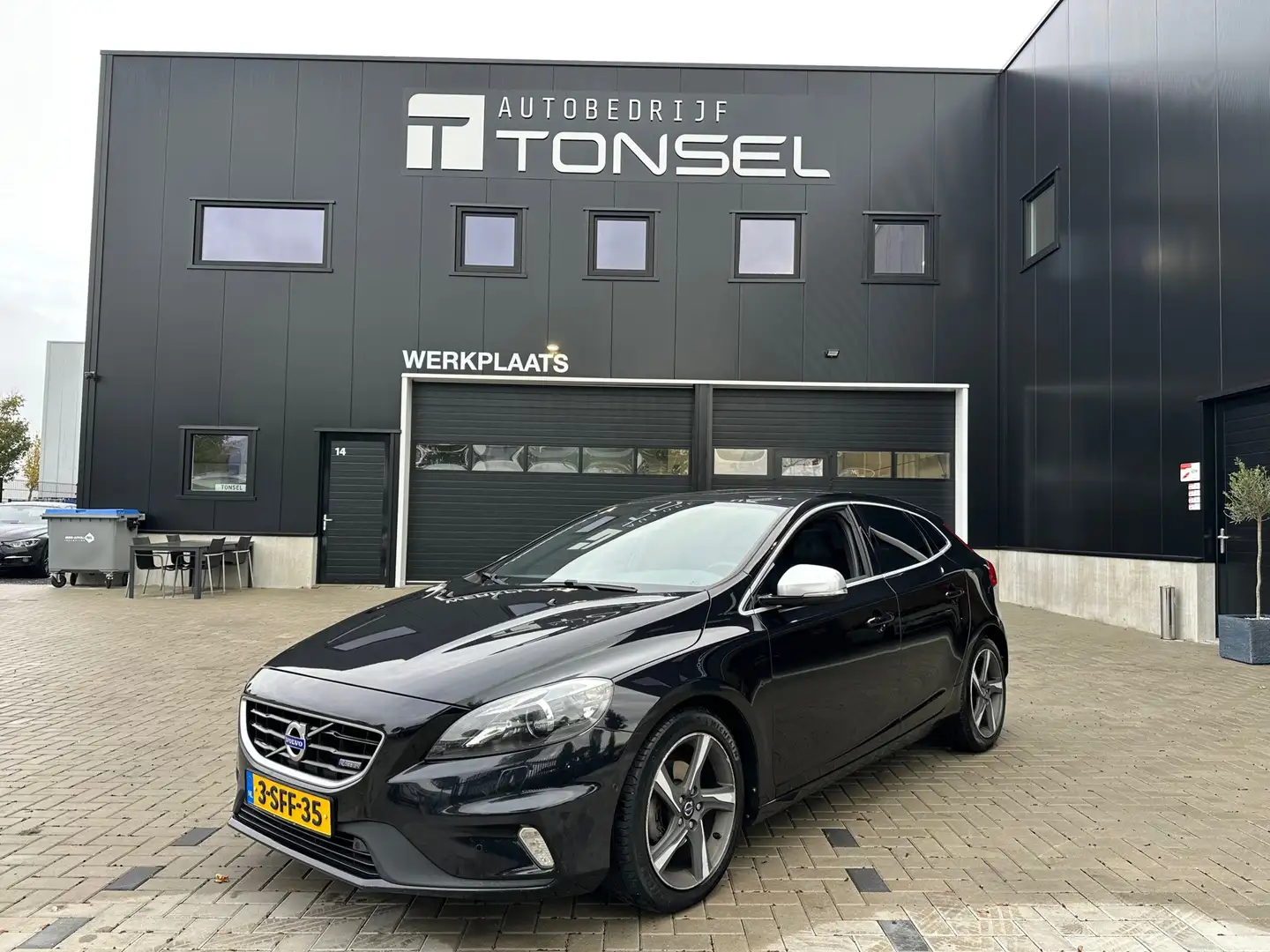 Volvo V40 1.6 D2 R-Design / Panorama / Leer / Camera / Stoel Zwart - 1