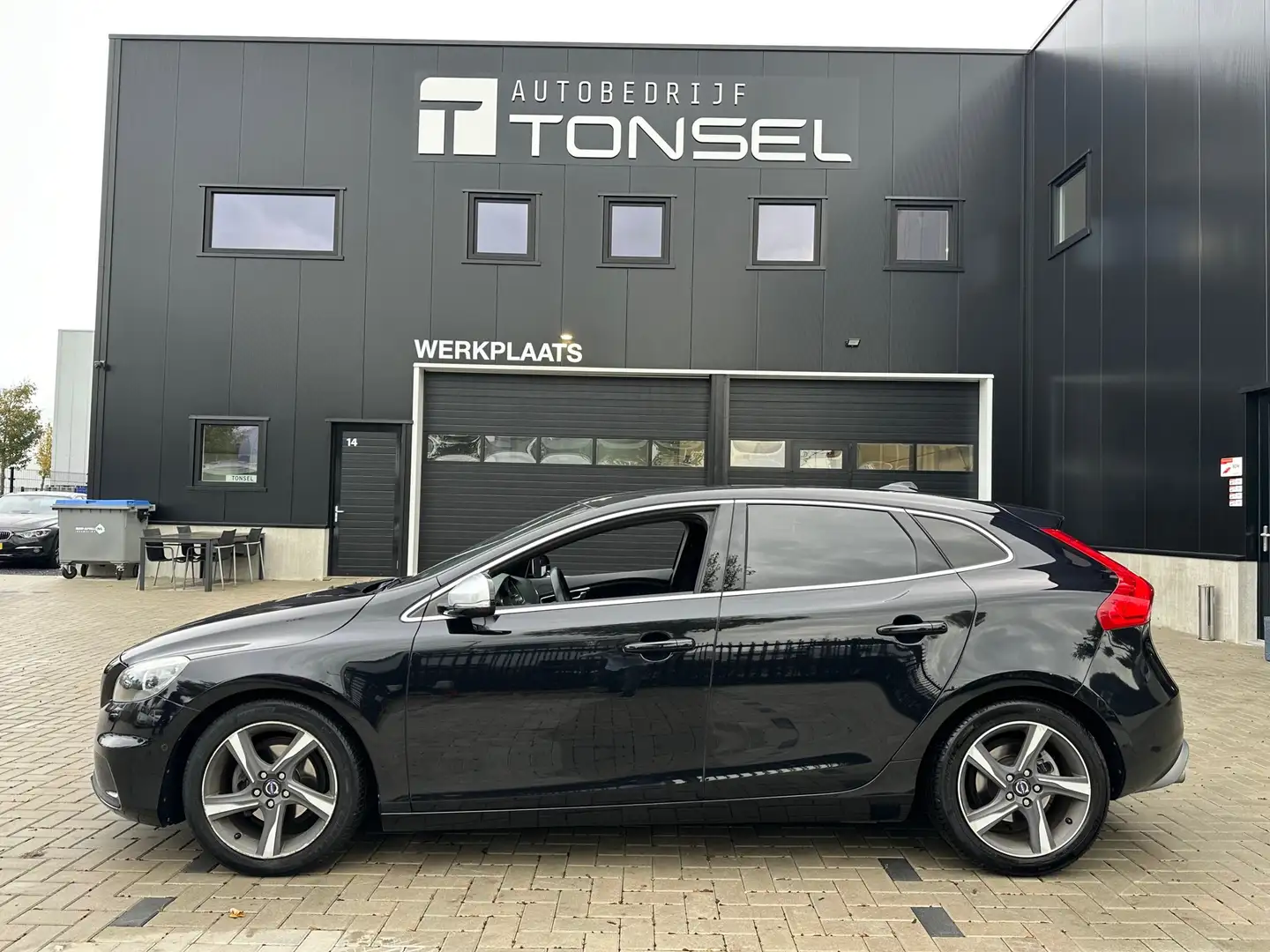 Volvo V40 1.6 D2 R-Design / Panorama / Leer / Camera / Stoel Zwart - 2
