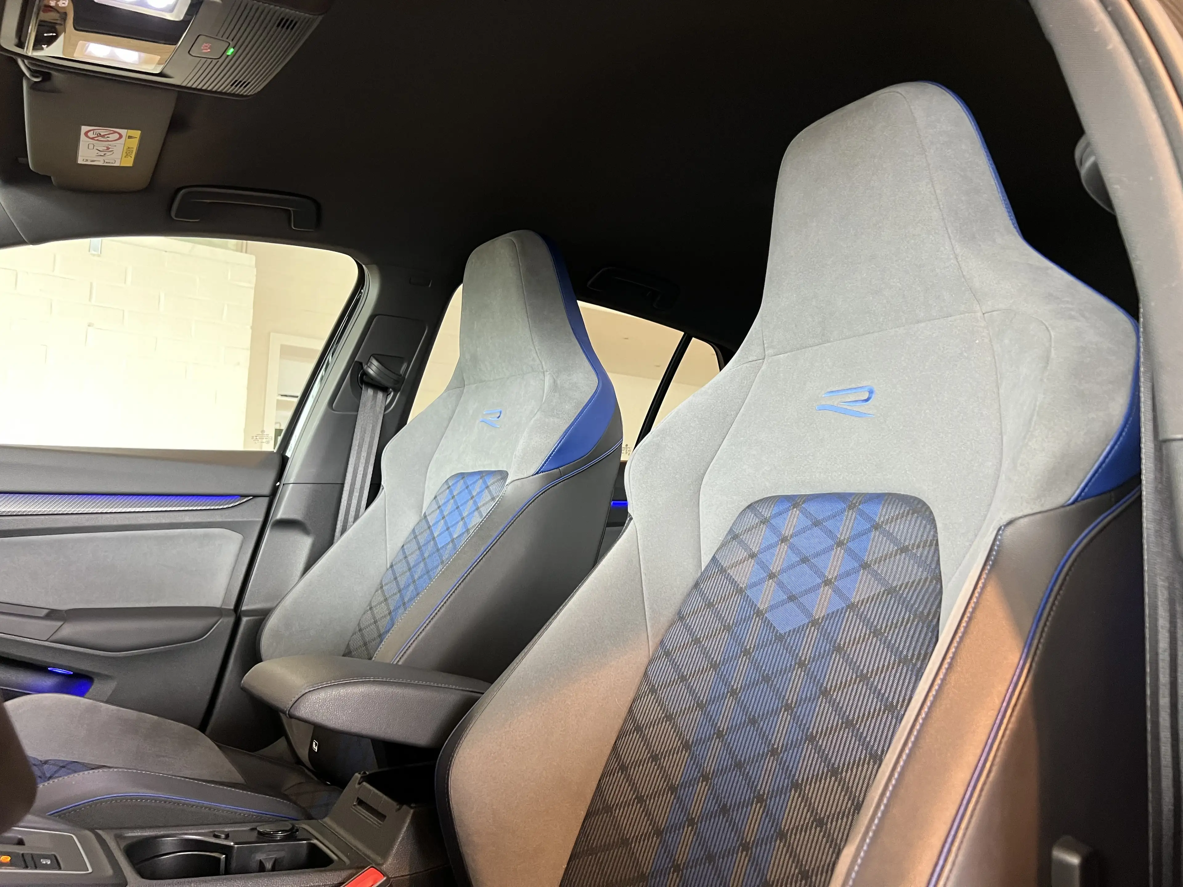 Volkswagen Golf R 2.0 TSI 4M H&K-Side-Lane-ACC-Matrix-Keyless-Camera — photo 8