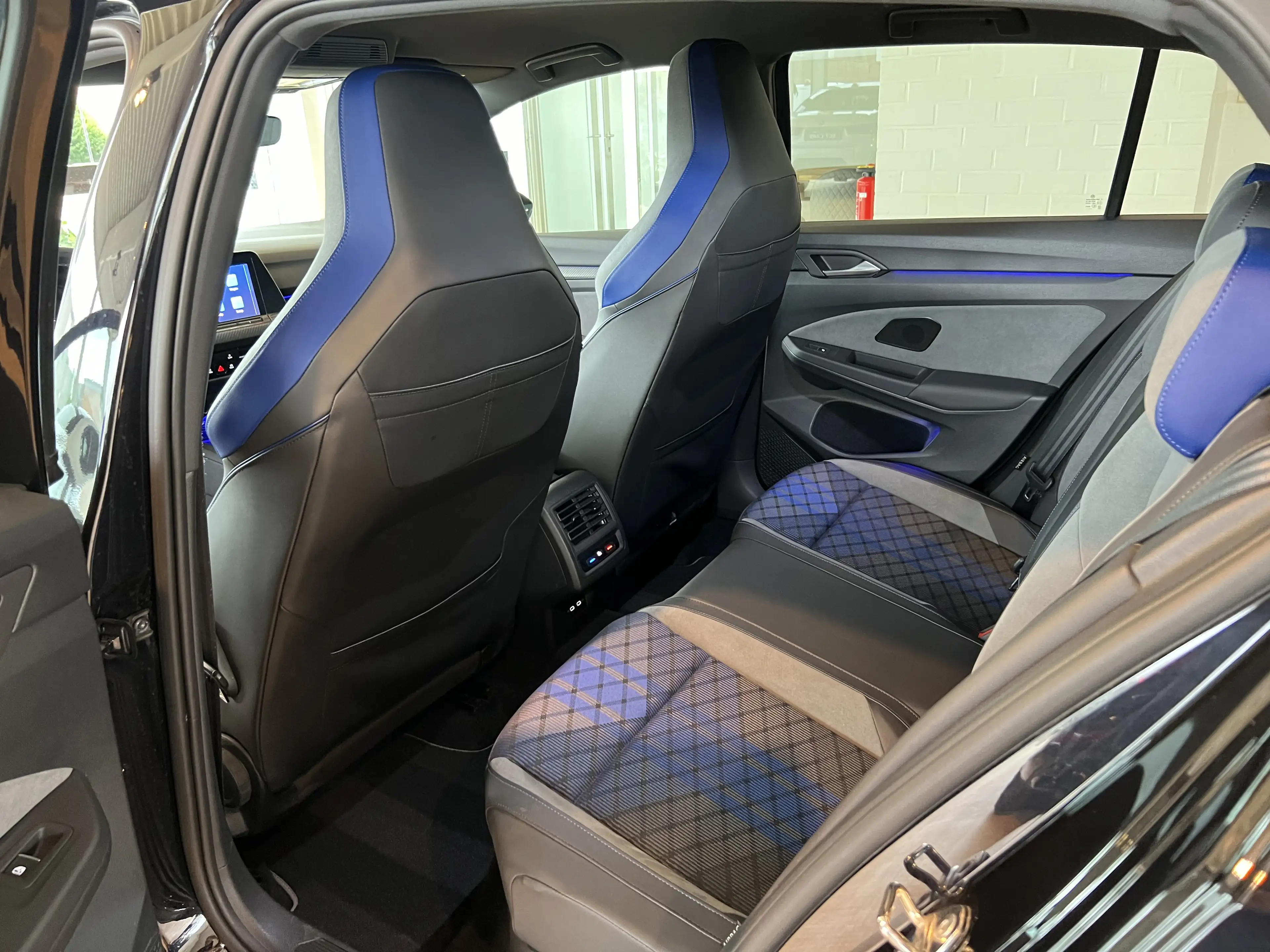 Volkswagen Golf R 2.0 TSI 4M H&K-Side-Lane-ACC-Matrix-Keyless-Camera — photo 10