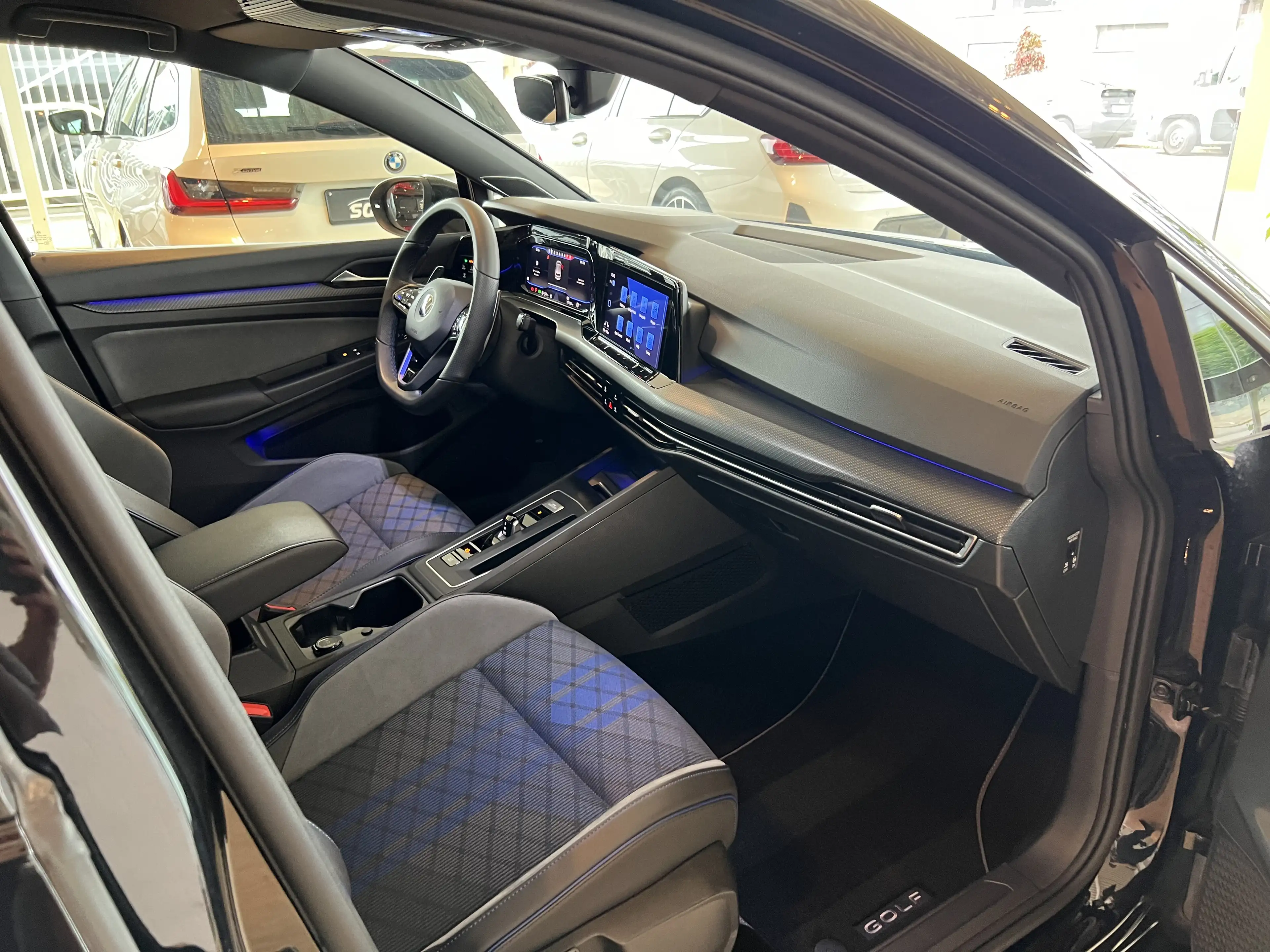 Volkswagen Golf R 2.0 TSI 4M H&K-Side-Lane-ACC-Matrix-Keyless-Camera — photo 9