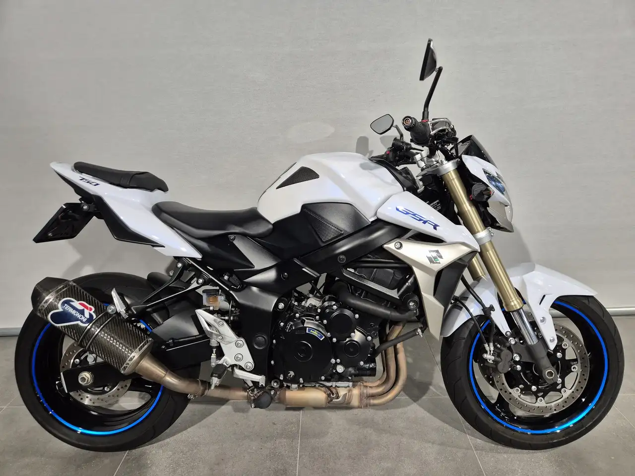 Suzuki GSR 750