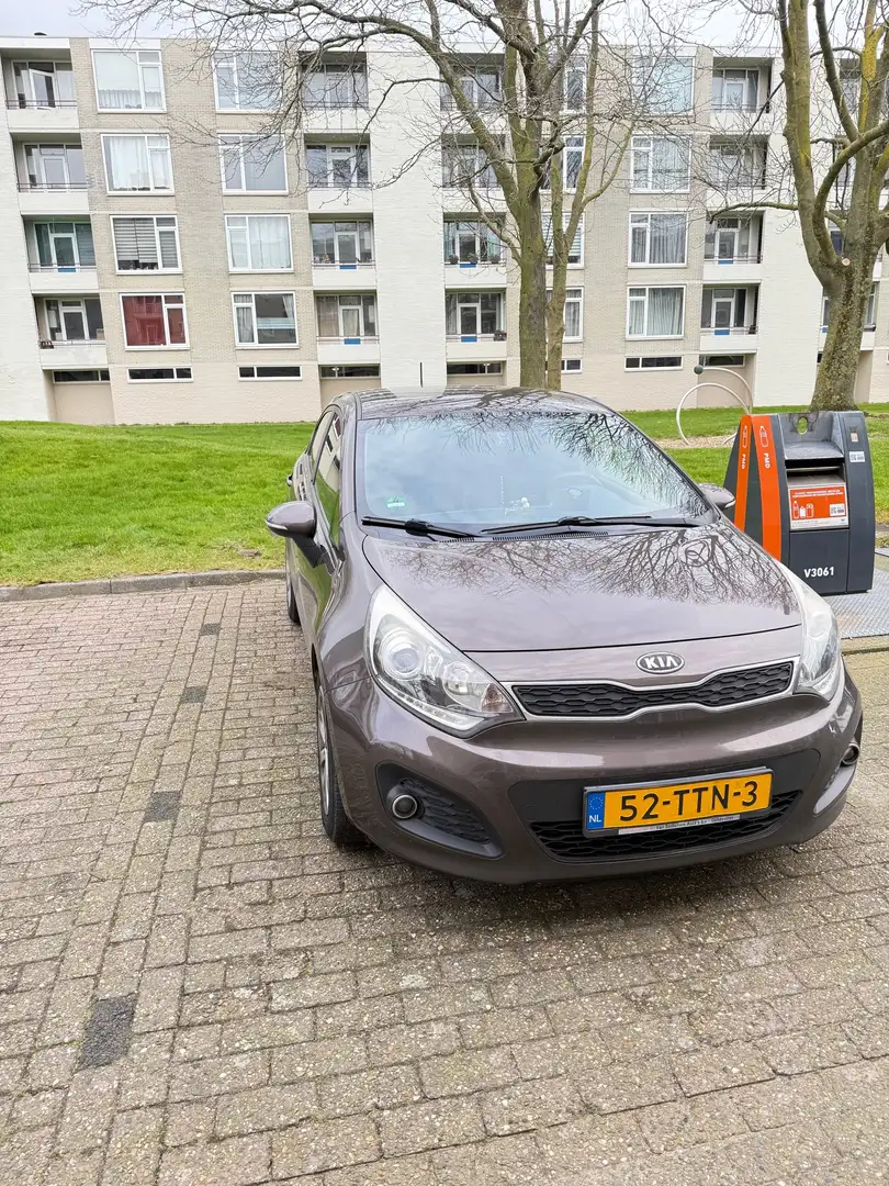 Kia Rio 1.2 CVVT Plus Pack Marrón - 2