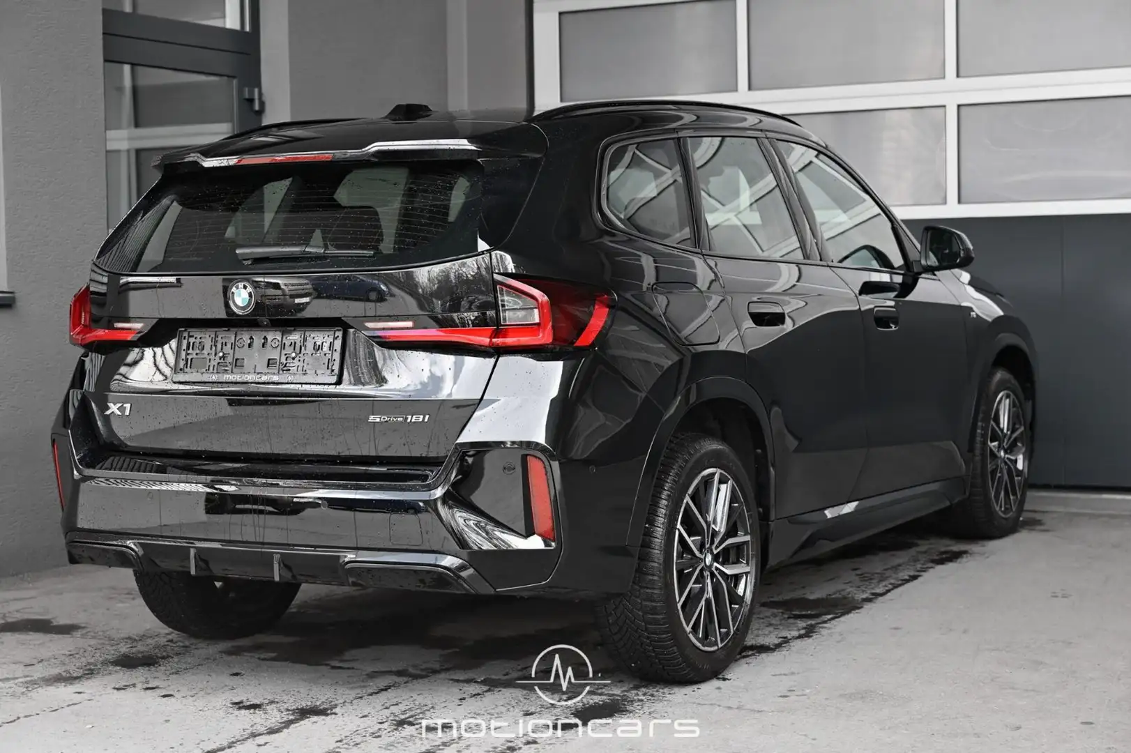 BMW X1 sDrive 18i M-Sport Schwarz - 2