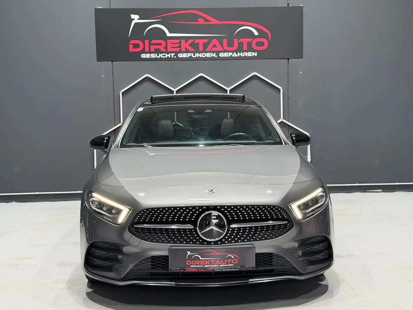 Mercedes-Benz A 180 A 180 d Limousine AMG-Line Grau - 2