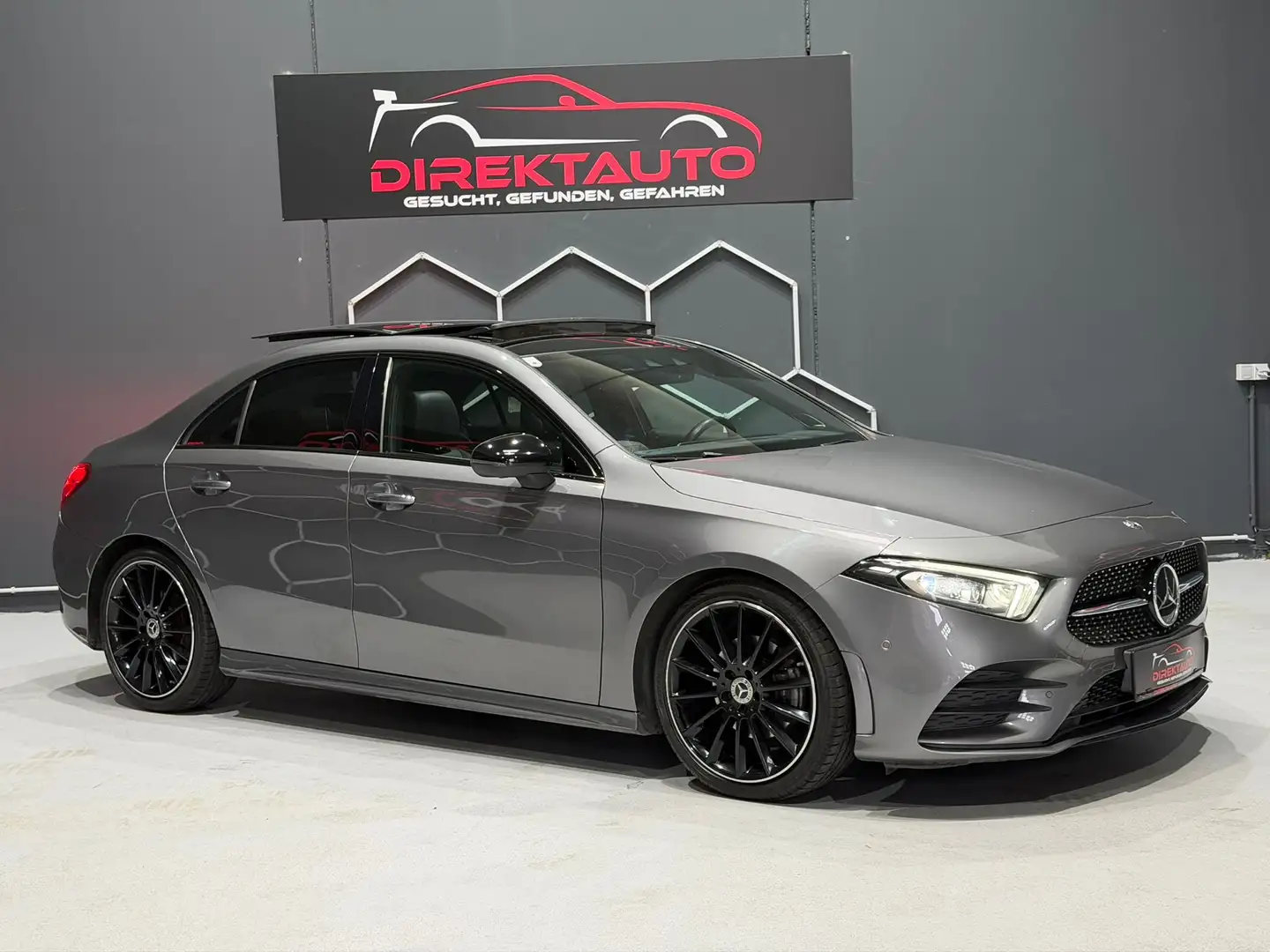 Mercedes-Benz A 180 A 180 d Limousine AMG-Line Grau - 1