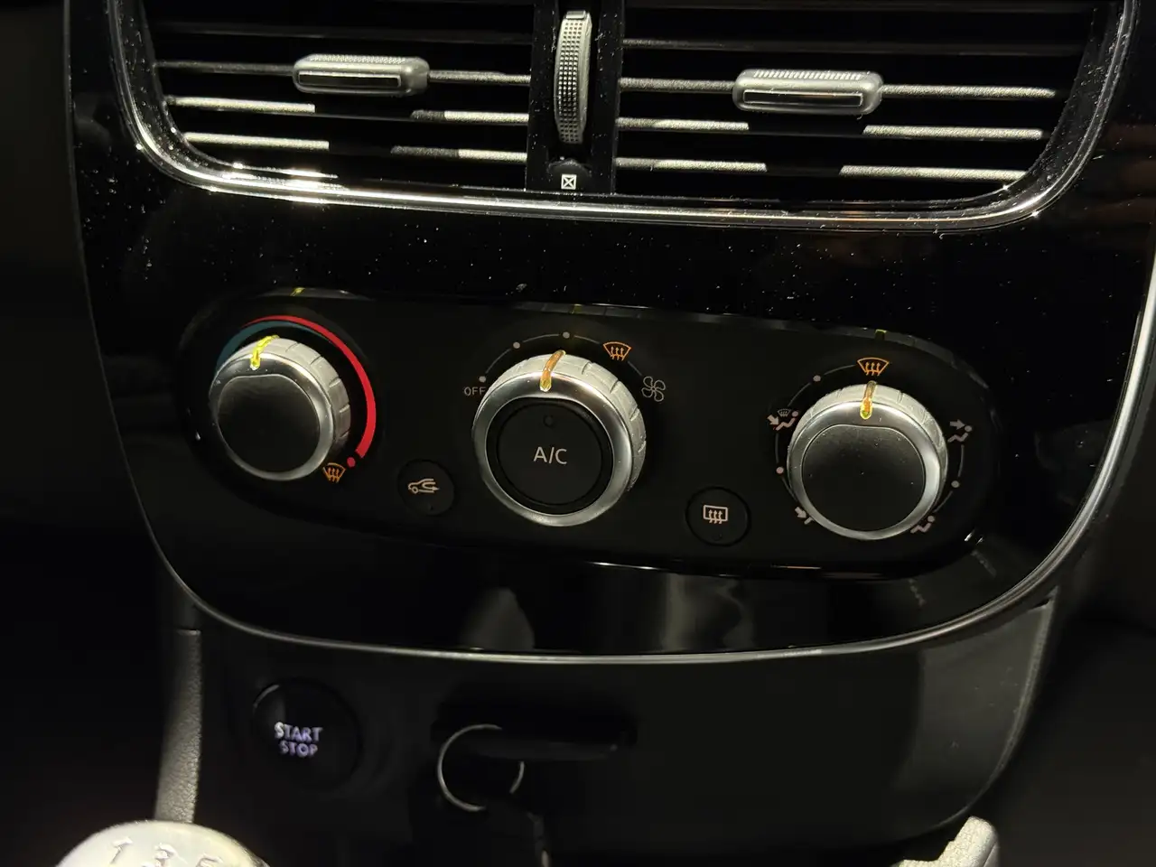 Renault Clio - Image 15