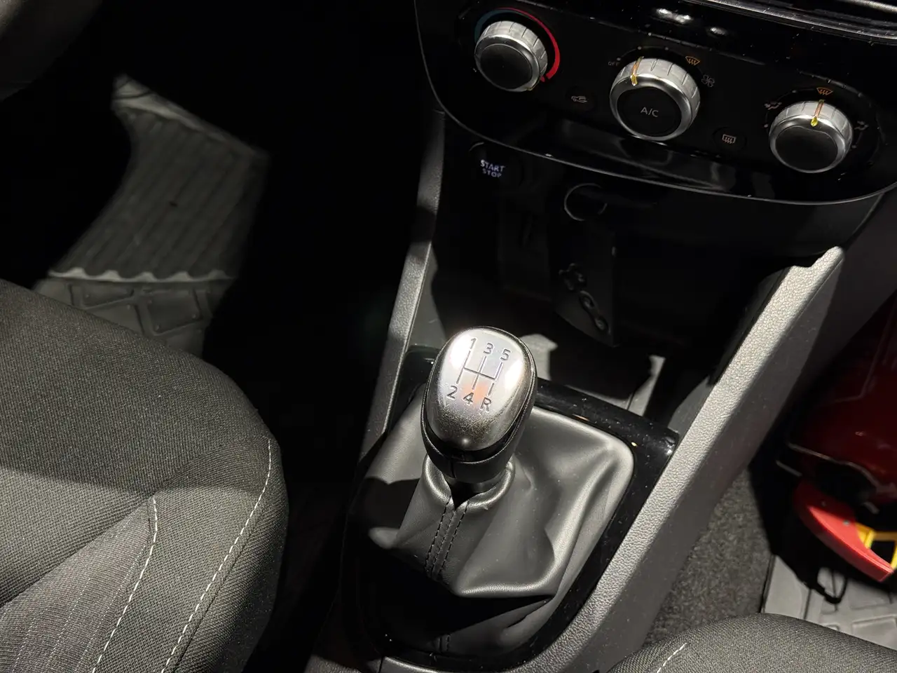 Renault Clio - Image 12