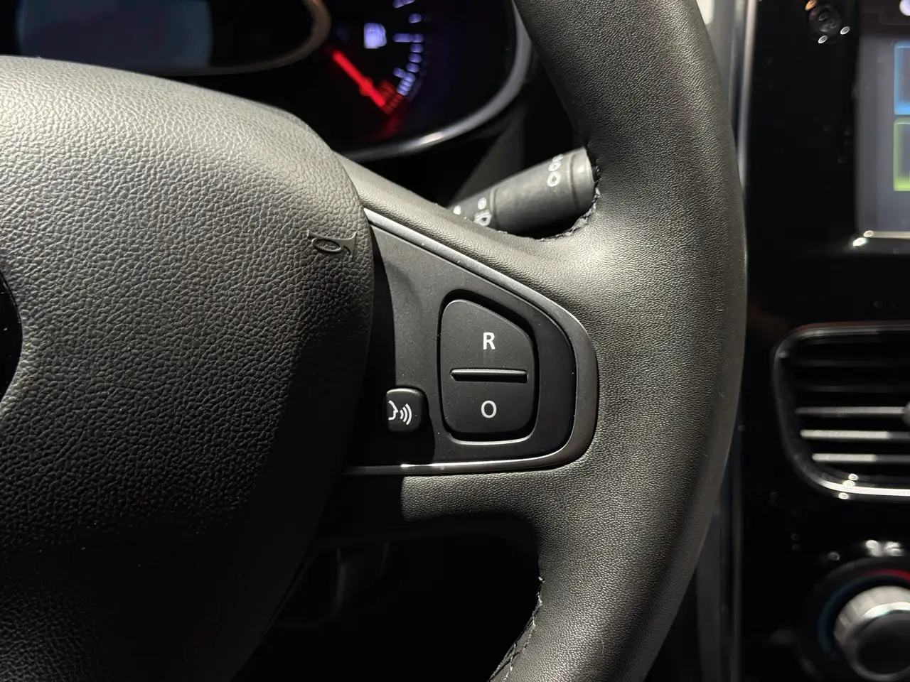 Renault Clio - Image 14