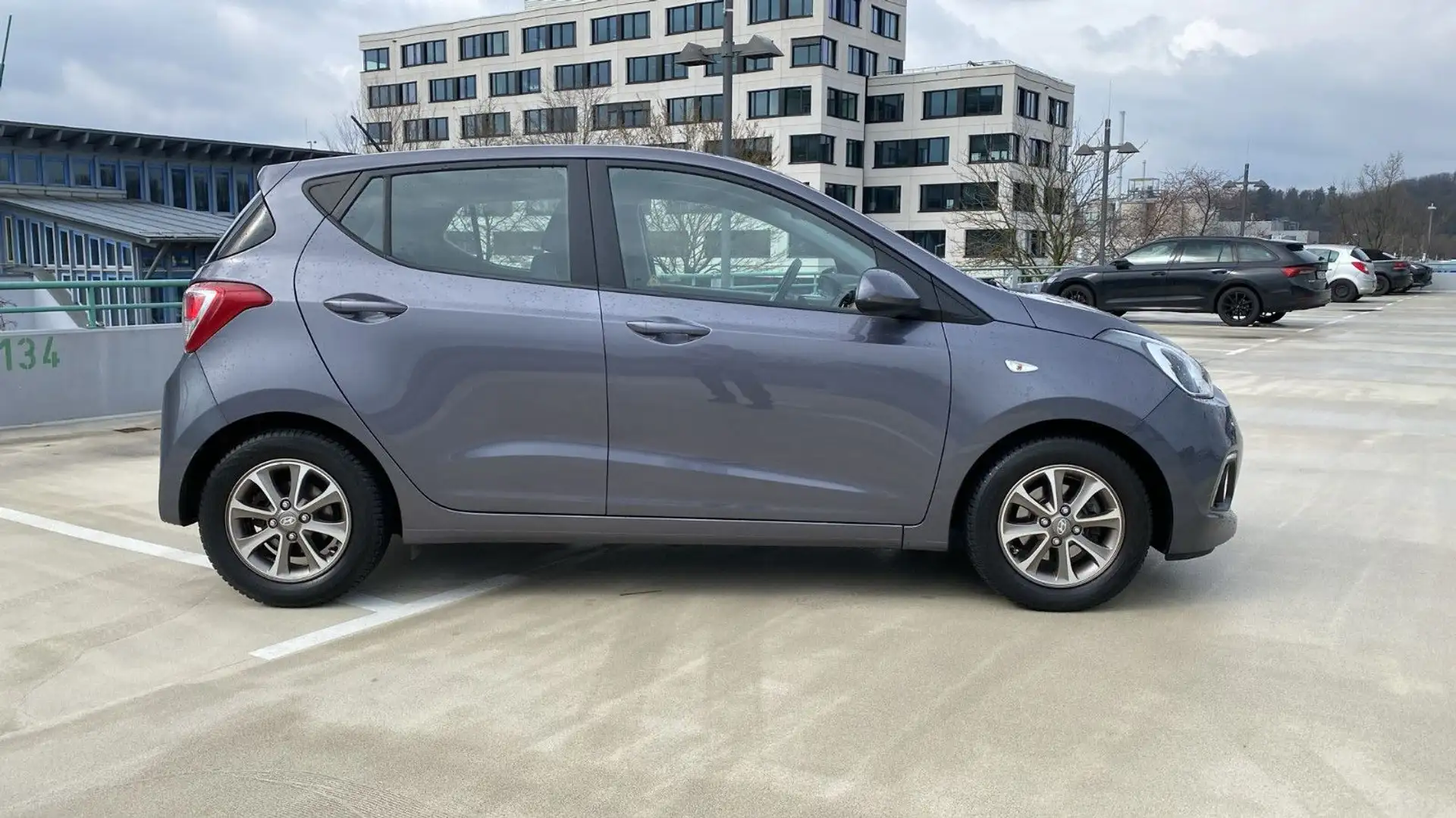 Hyundai i10 FIFA WorldCupEdition 1.2 64KW KLIMA TEMP TÜV Grau - 2