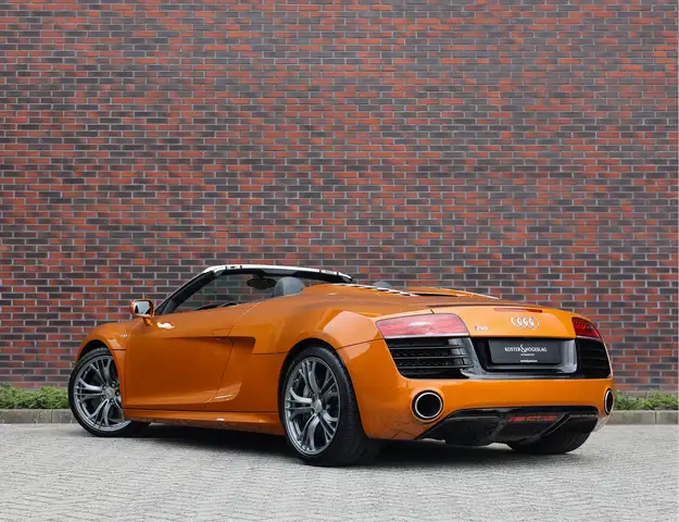 Audi R8 view 2