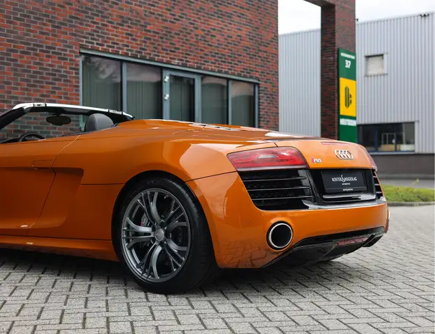 Audi R8 view 11