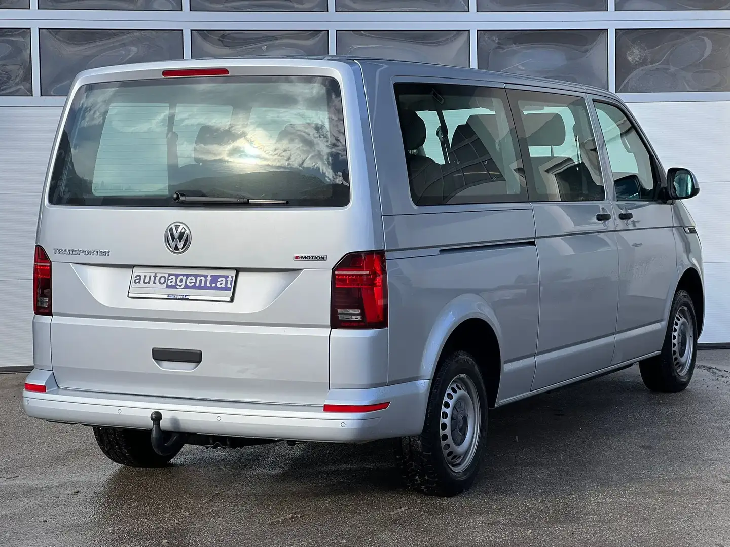 Volkswagen T6 Kombi Kombi lang 4MOTION AHK SHZ LR 9 Sitze Grau - 2