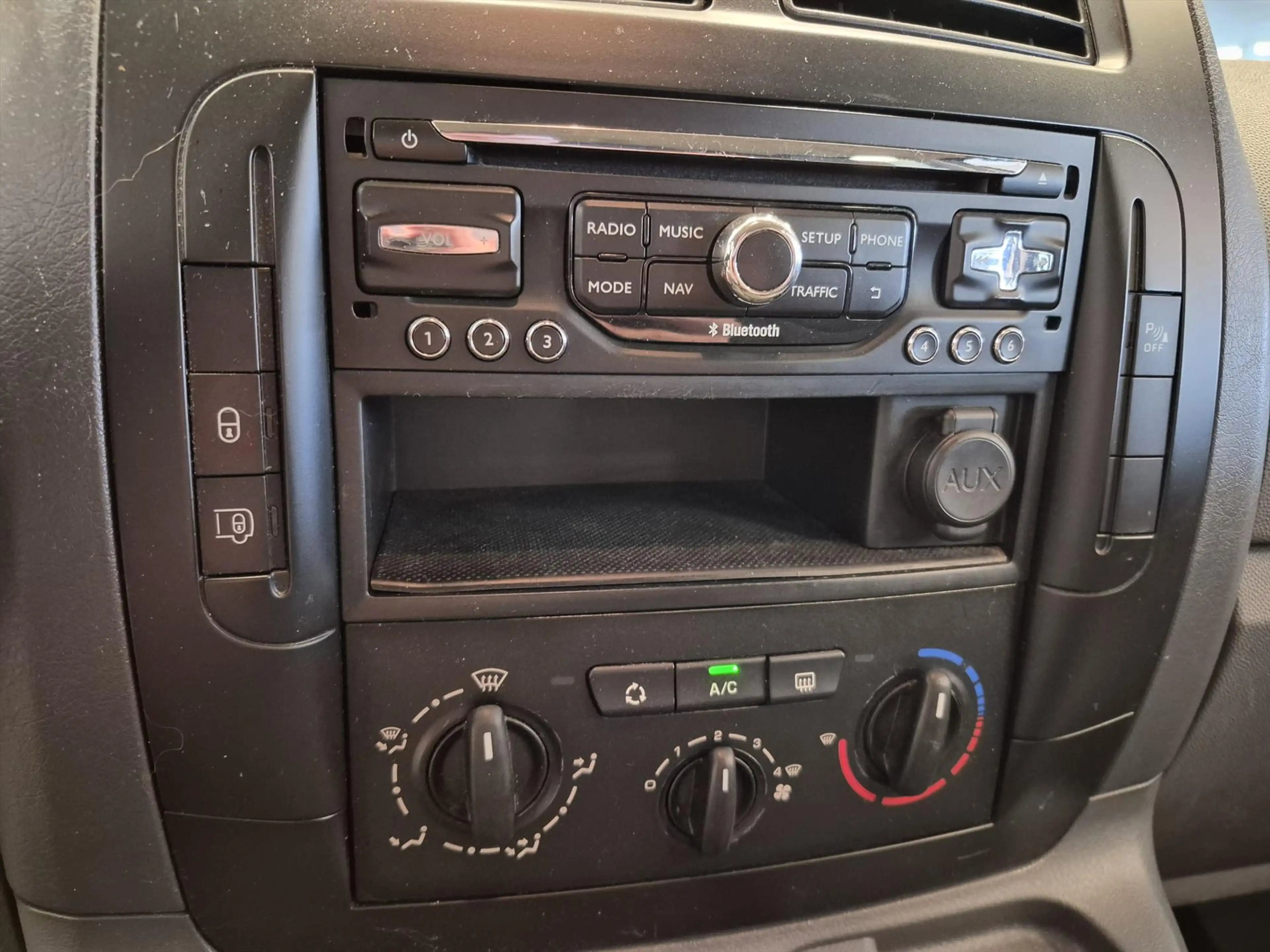 Peugeot Expert L2H1 Rolstoelbus 4+1 (airco) — photo 25