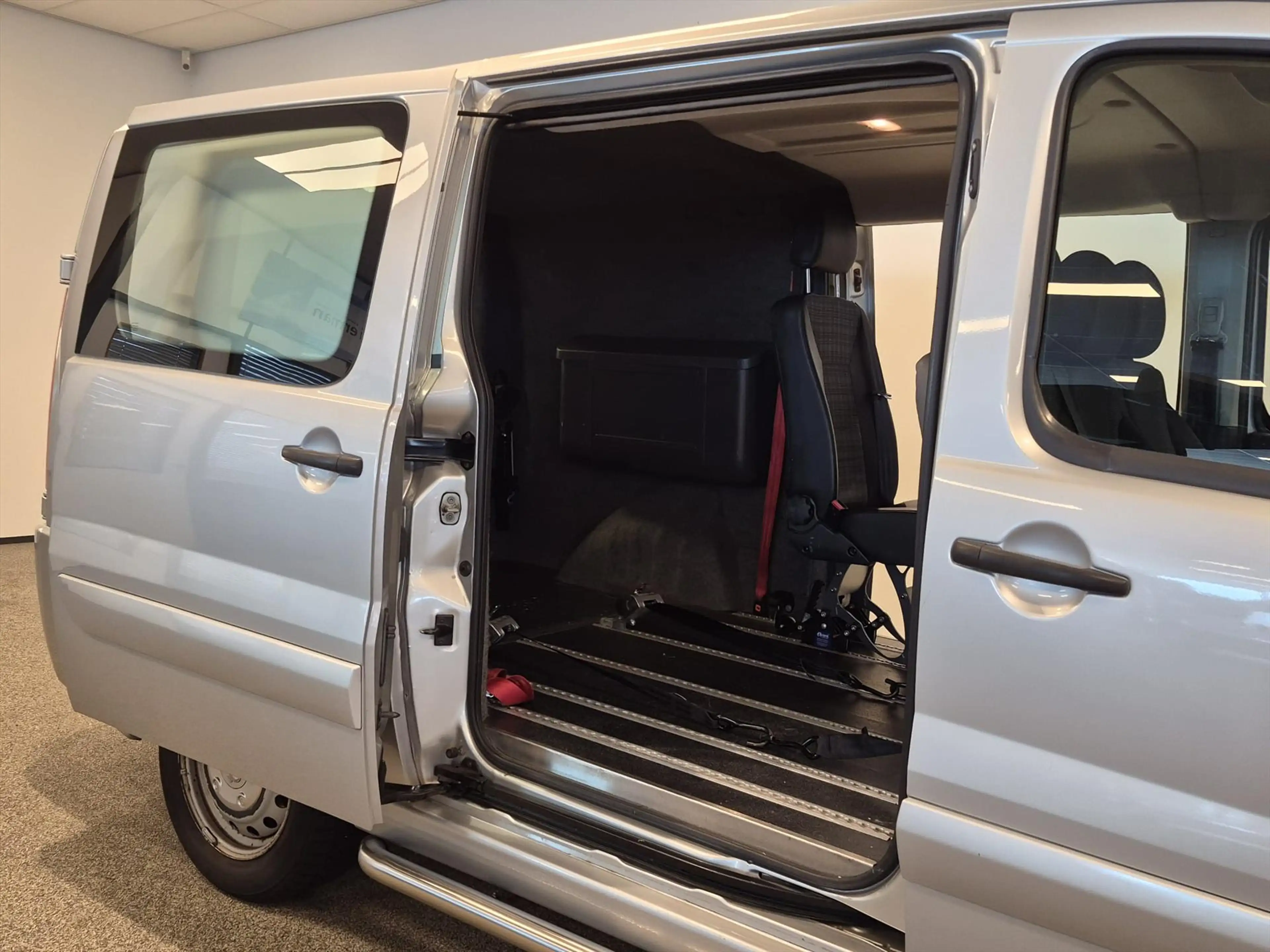 Peugeot Expert L2H1 Rolstoelbus 4+1 (airco) — photo 8