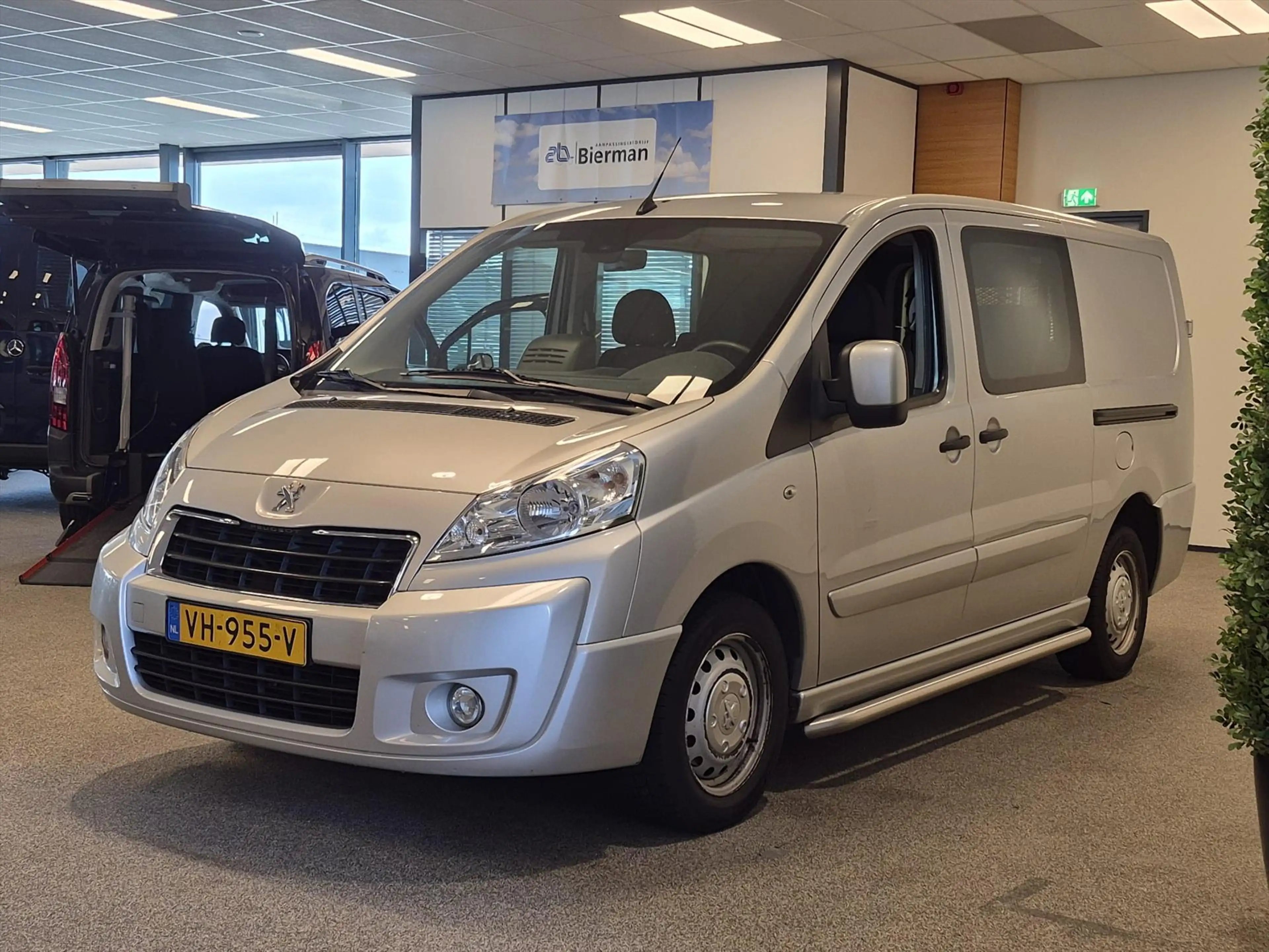Peugeot Expert L2H1 Rolstoelbus 4+1 (airco) — photo 15