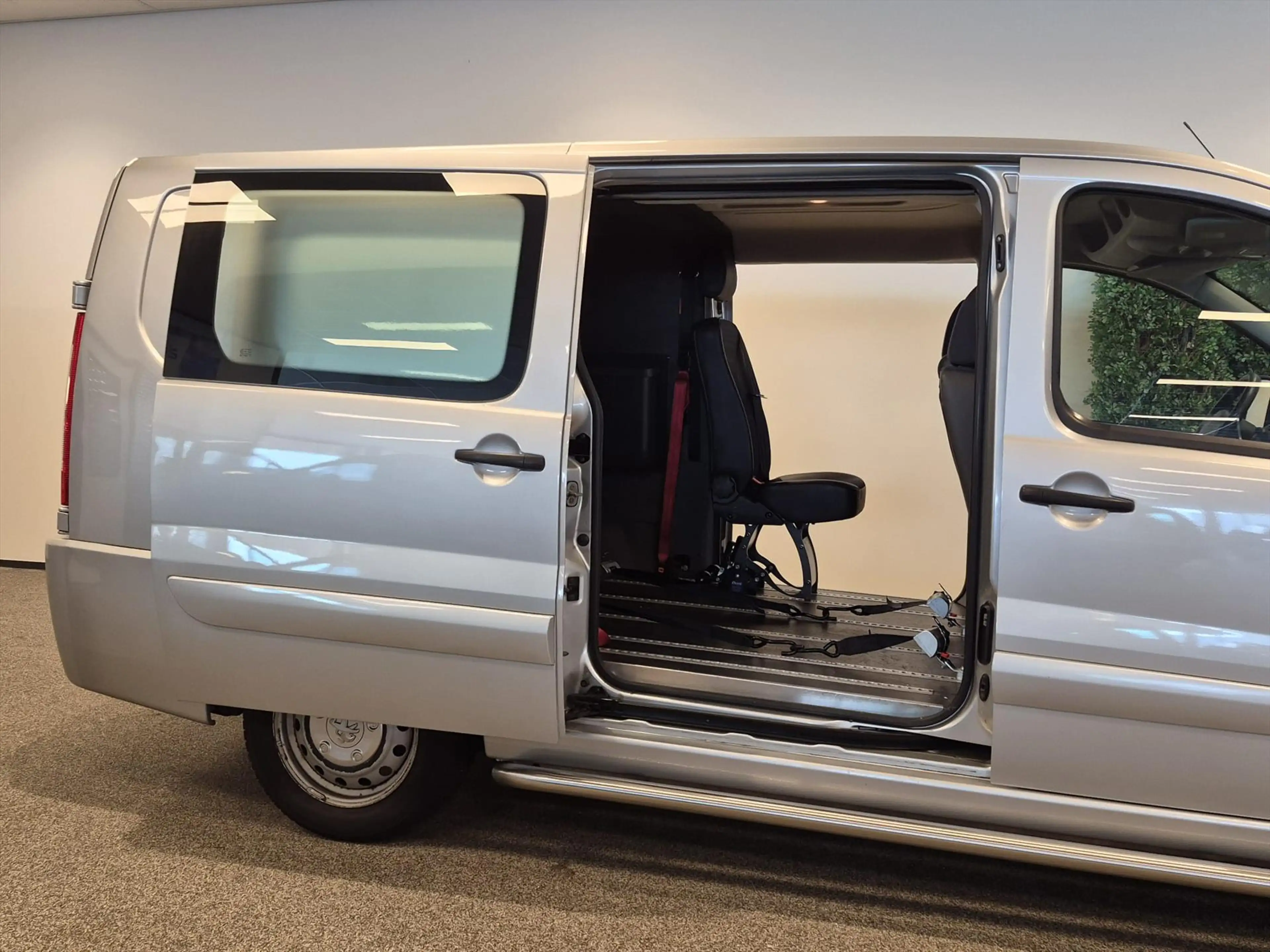 Peugeot Expert L2H1 Rolstoelbus 4+1 (airco) — photo 7
