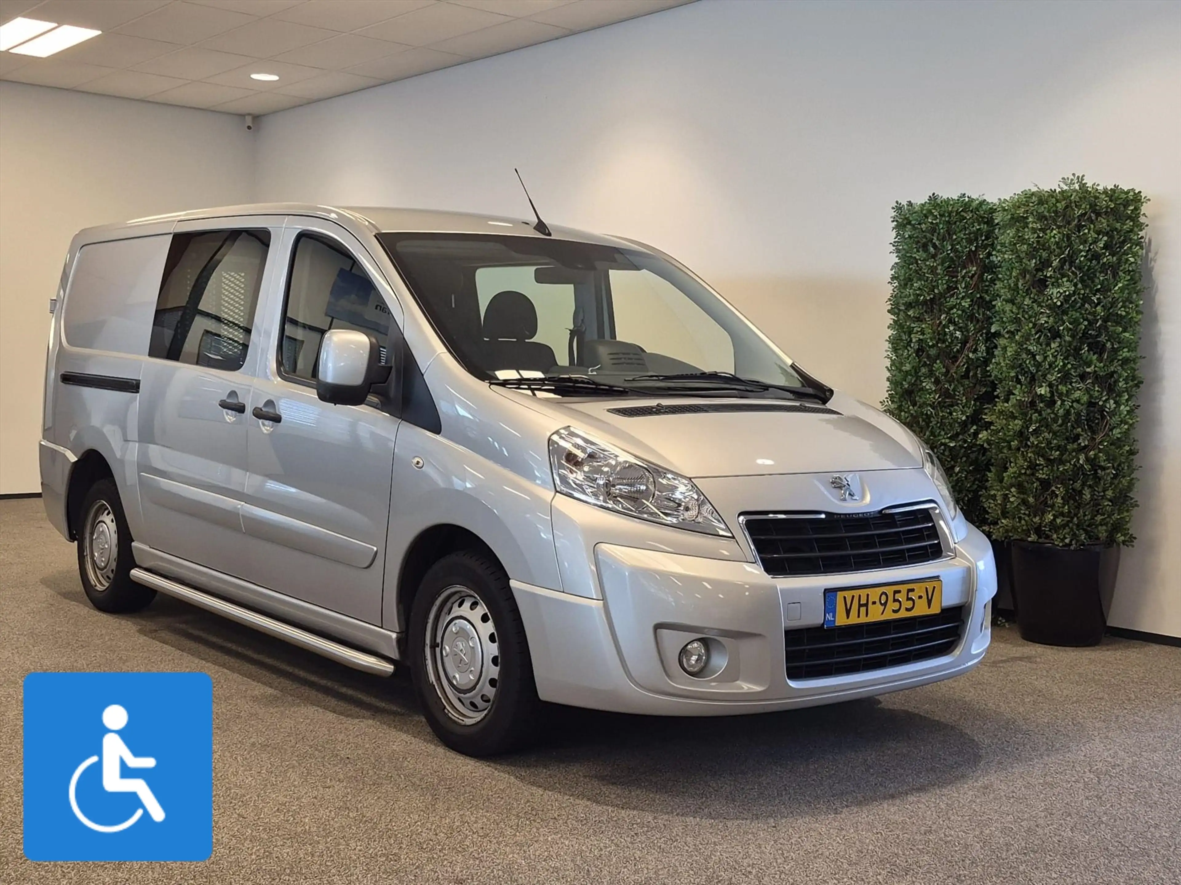 Peugeot Expert L2H1 Rolstoelbus 4+1 (airco)