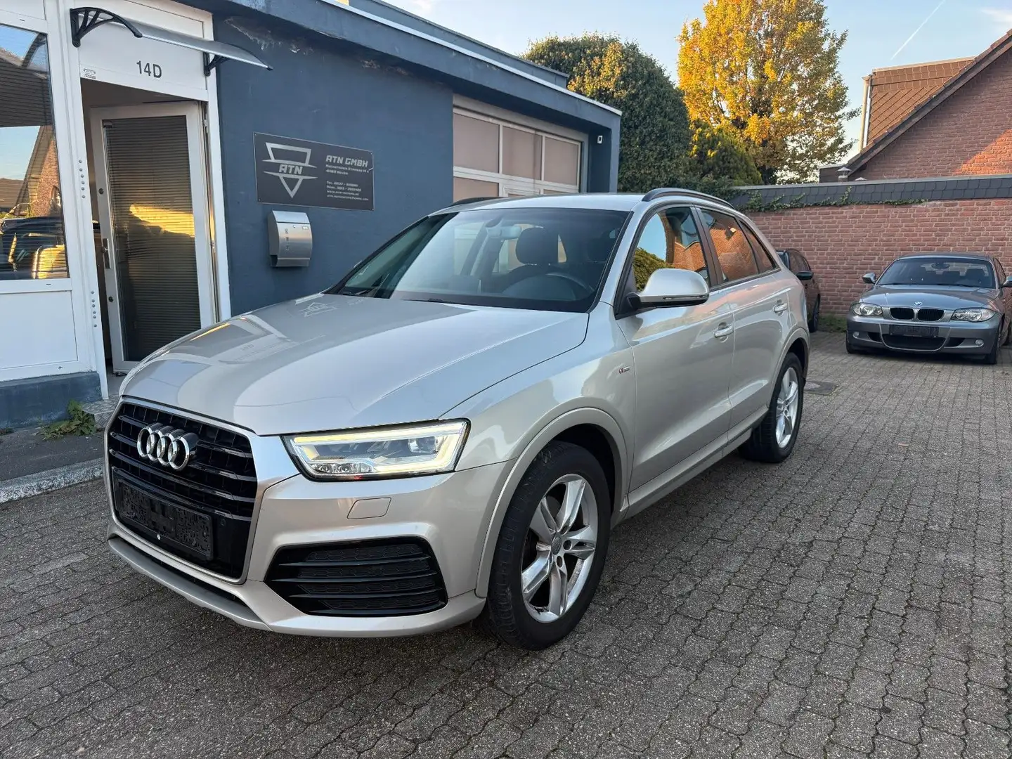Audi Q3 2,0 TDI S-Line Navi Silber - 1