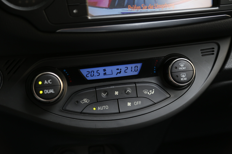 Toyota Yaris 1.5 Hybrid Dynamic Bi-Tone Navi Camera — photo 9